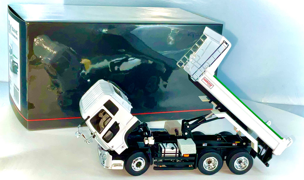 UD Quon Dump Truck Bianco scala 1:43 – Kyosho KS03940W-vista con cabina e cassone aperto