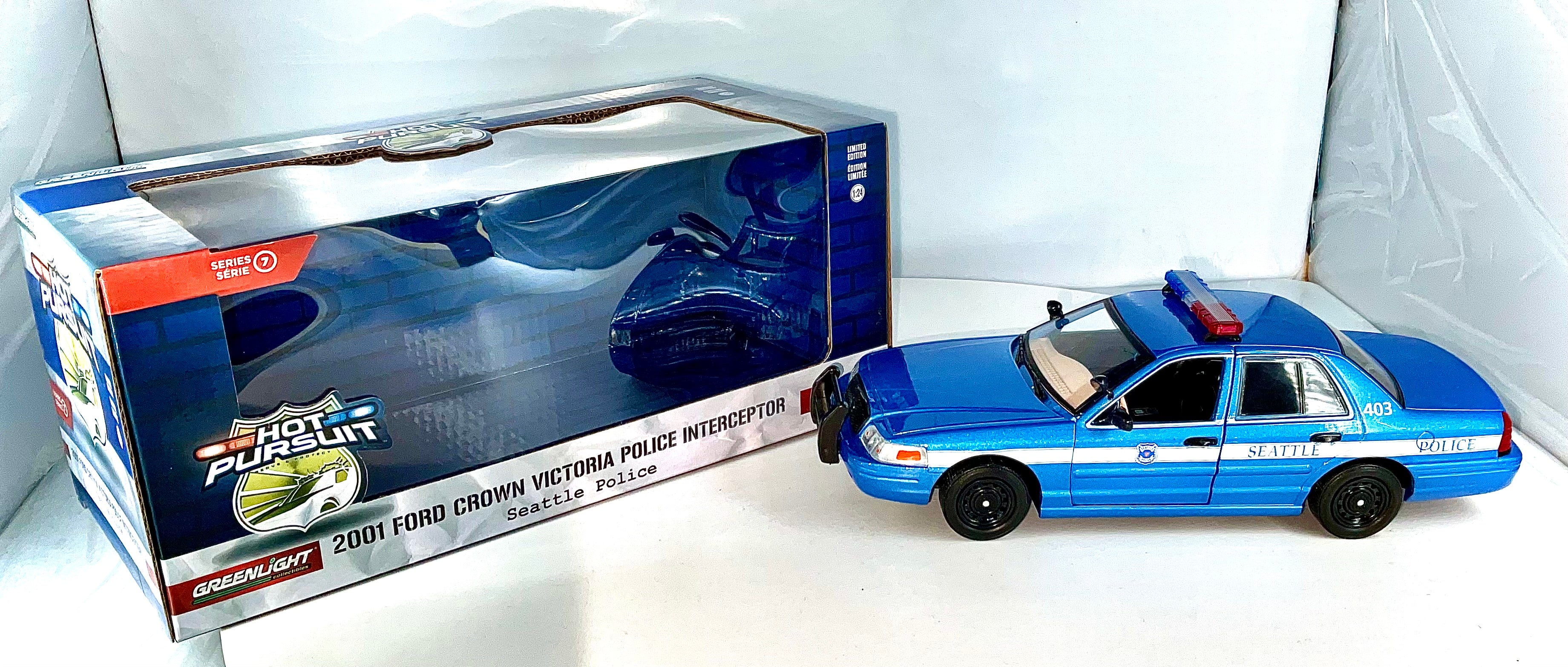 FORD CROWN VICTORIA del 2001 , GREENLIGHT scala 1/24