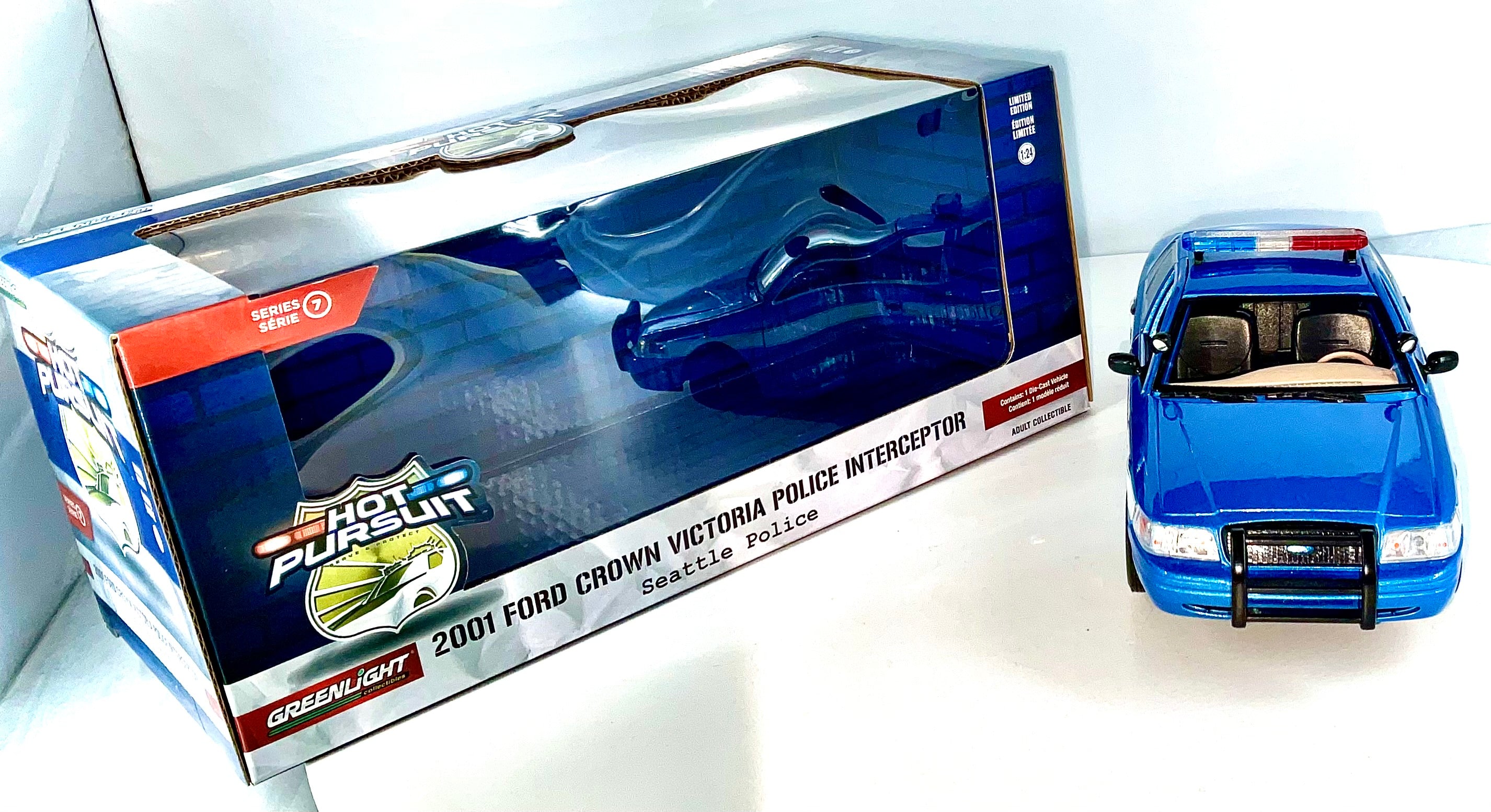 FORD CROWN VICTORIA del 2001 , GREENLIGHT scala 1/24