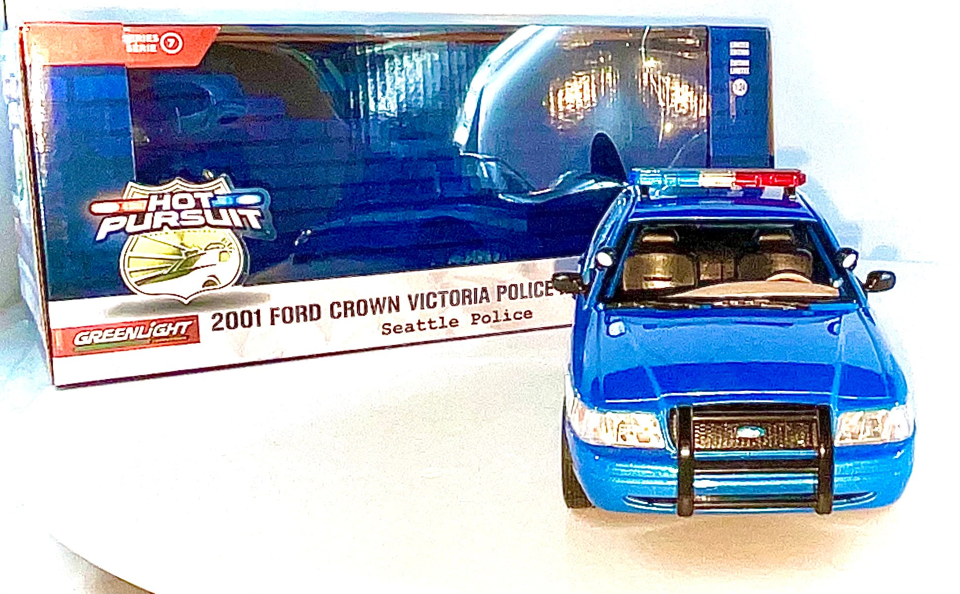 FORD CROWN VICTORIA del 2001 , GREENLIGHT scala 1/24