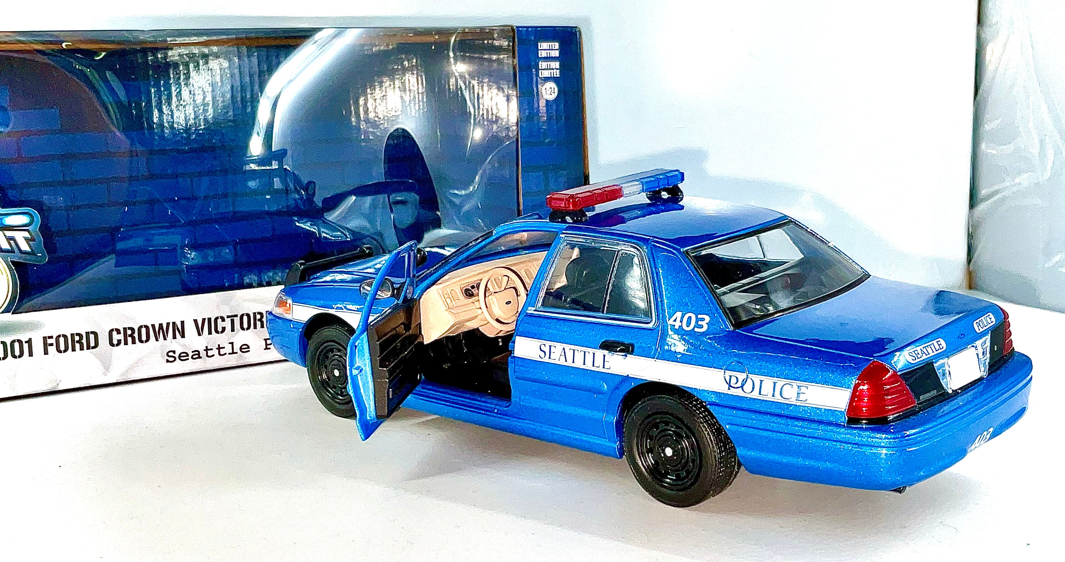 FORD CROWN VICTORIA del 2001 , GREENLIGHT scala 1/24