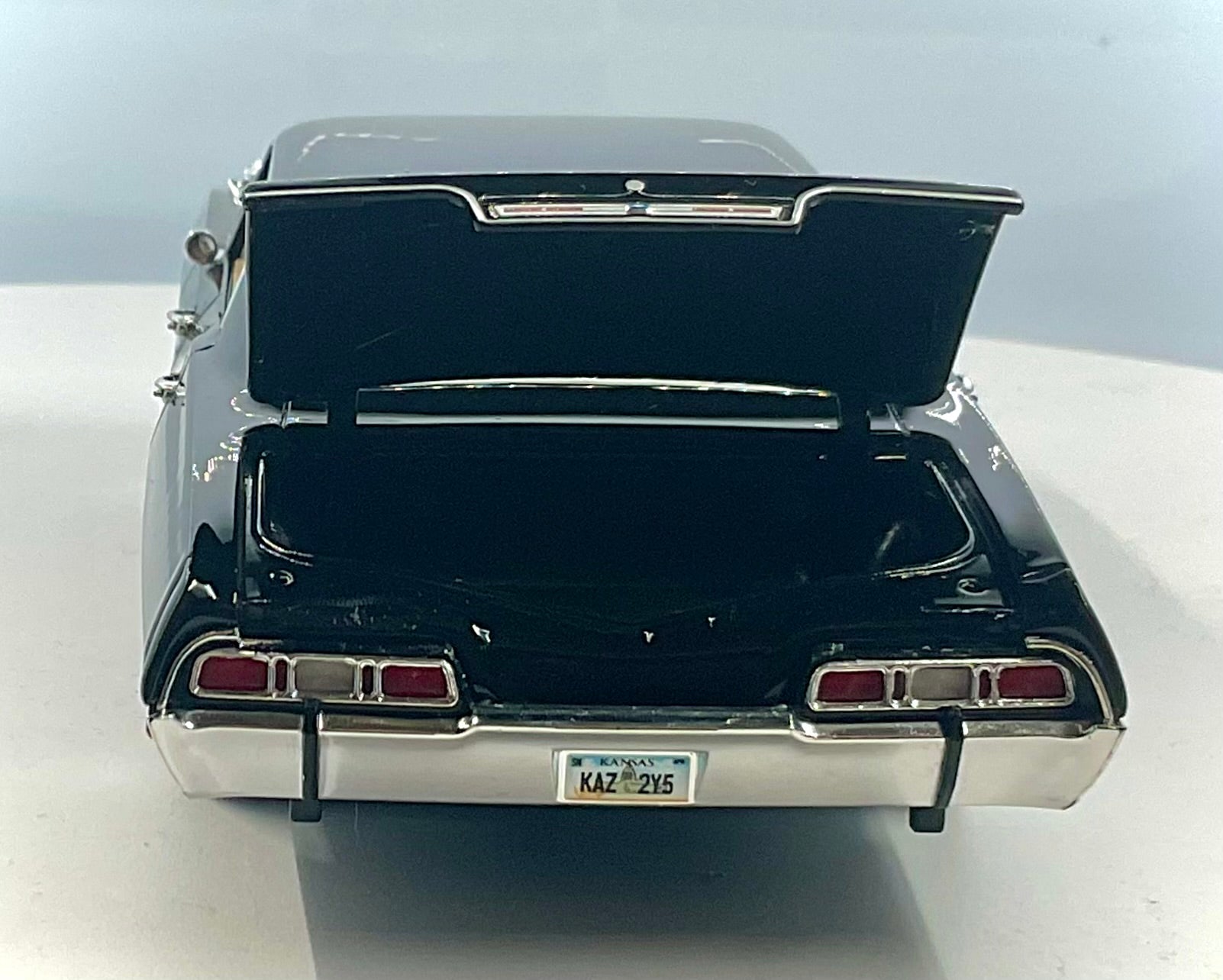 Chevrolet Impala Sport Sedan 1967 scala 1:24 – Greenlight 84035-vista posteriore con baule aperto