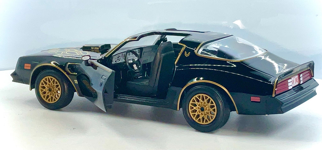 Pontiac Firebird T/A 1977 scala 1:24 – Greenlight 84036-vista laterale con portiera aperta vista interno