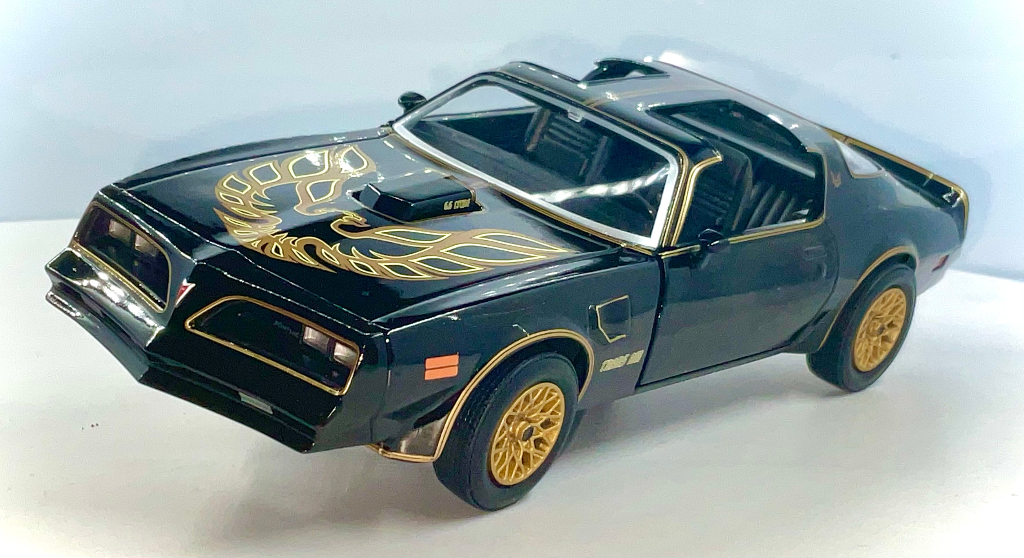 Pontiac Firebird T/A 1977 scala 1:24 – Greenlight 84036-vista complessiva inclinata