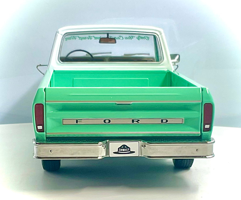 Ford F-100 1975 Smokey Bear scala 1:18 – Greenlight 13636- vista posteriore