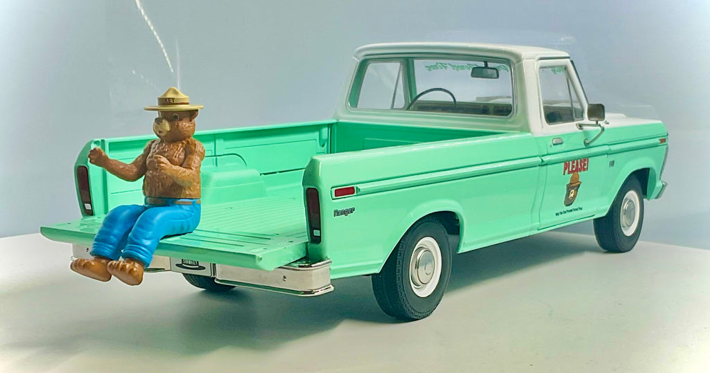 Ford F-100 1975 Smokey Bear scala 1:18 – Greenlight 13636-vista retro con personaggio