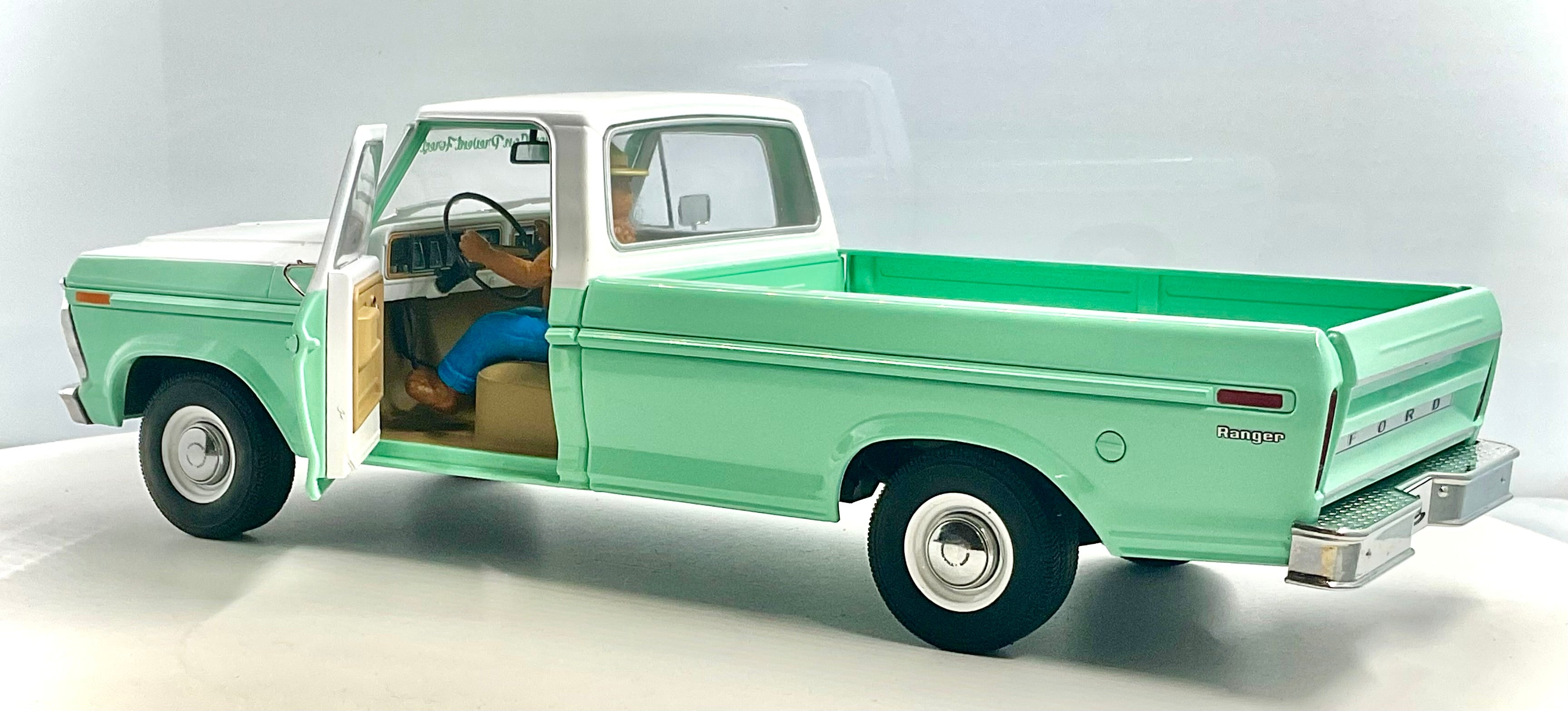 Ford F-100 1975 Smokey Bear scala 1:18 – Greenlight 13636-vista laterale con porta aperta