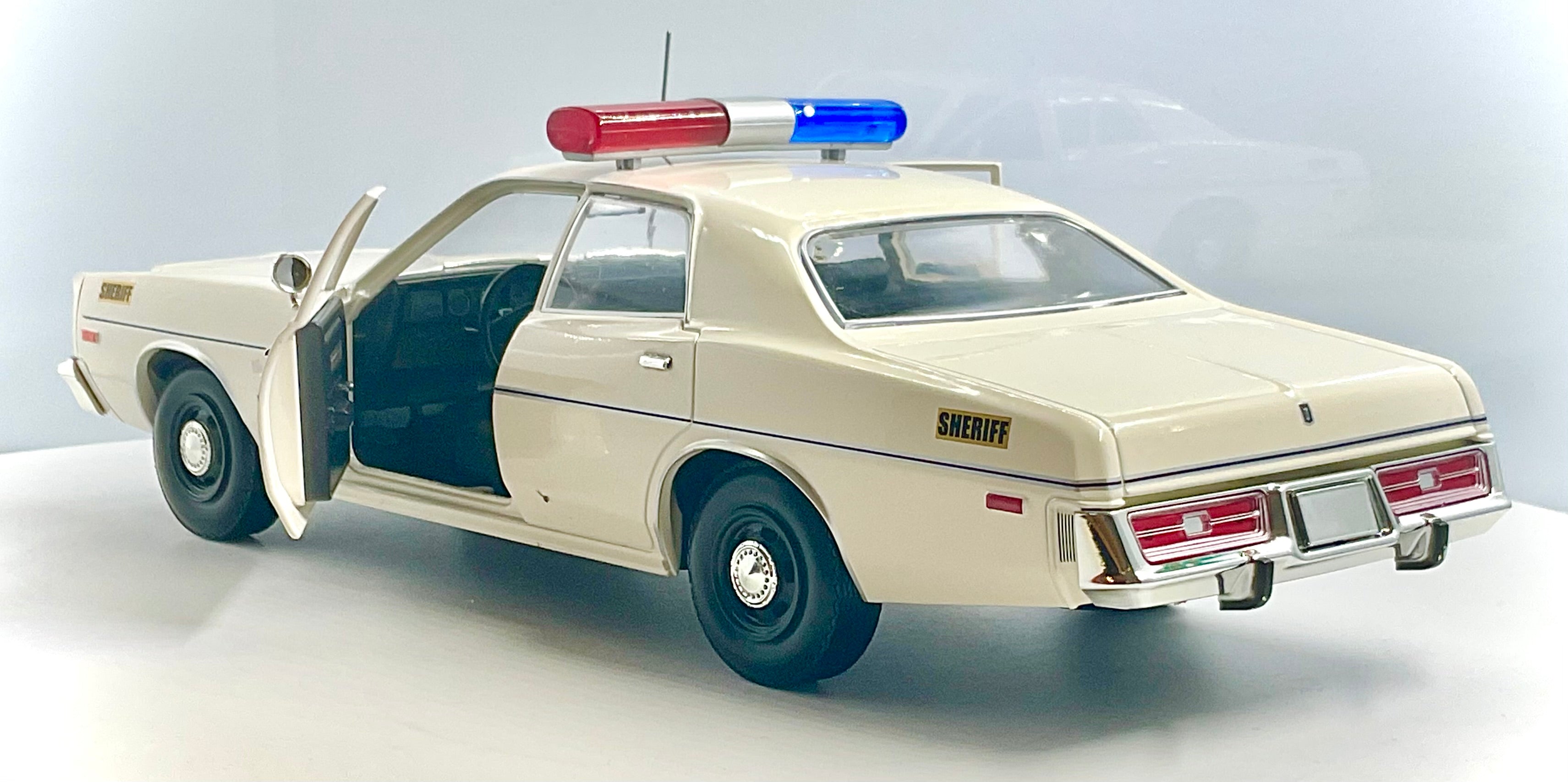 PLYMOUTH CORONET del 1975 , GREENLIGHT scala 1/18