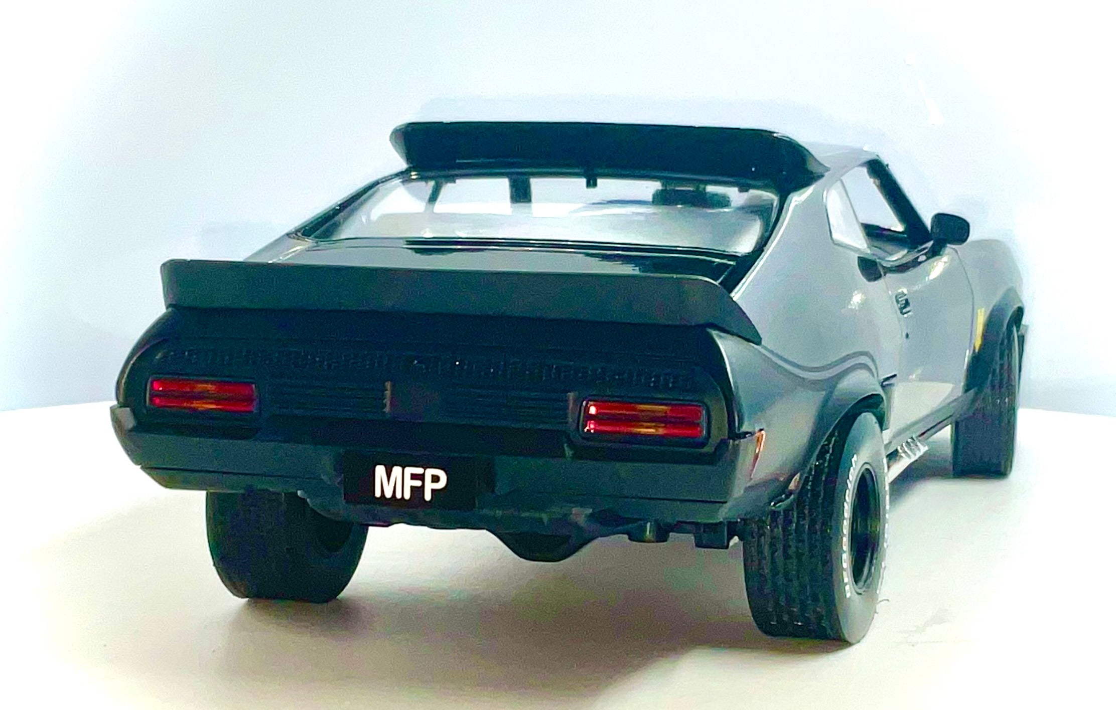 FORD FALCON XB del 1973 , GREENLIGHT scala 1/18