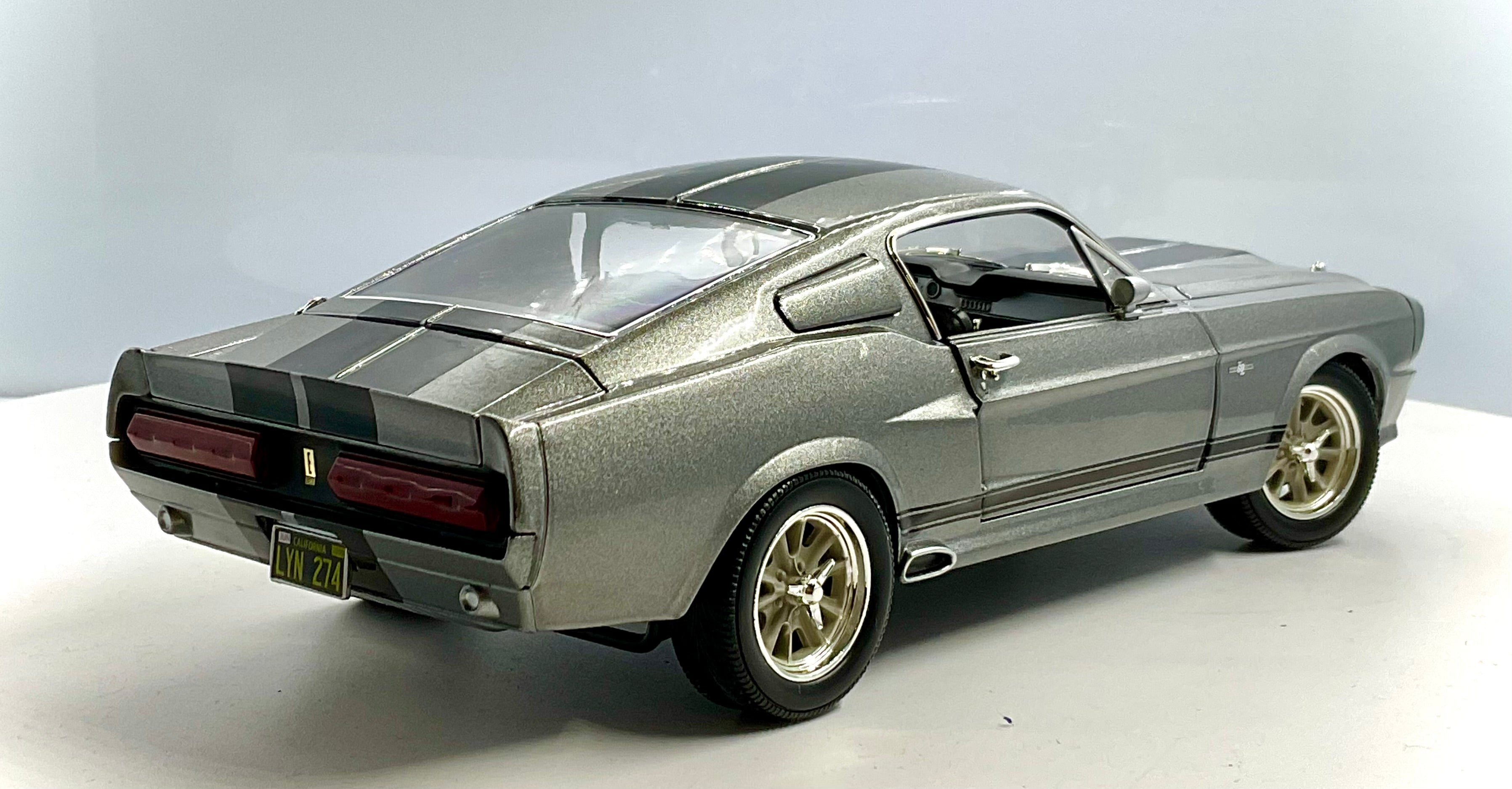 FORD MUSTANG del 1967 , GREENLIGHT scala 1/18