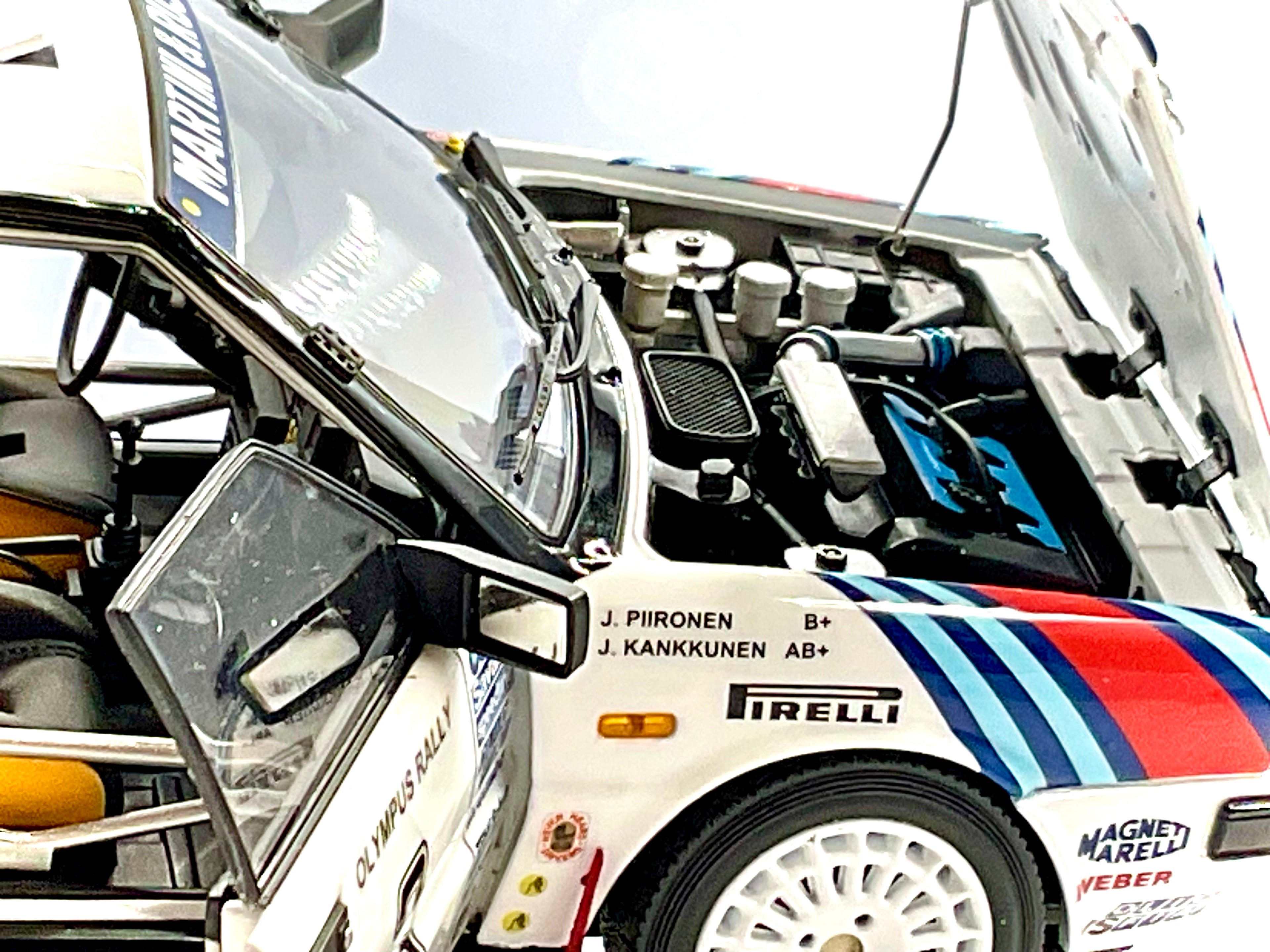 LANCIA DELTA  HF 4WD del 1987 , KYOSHO scala 1/18