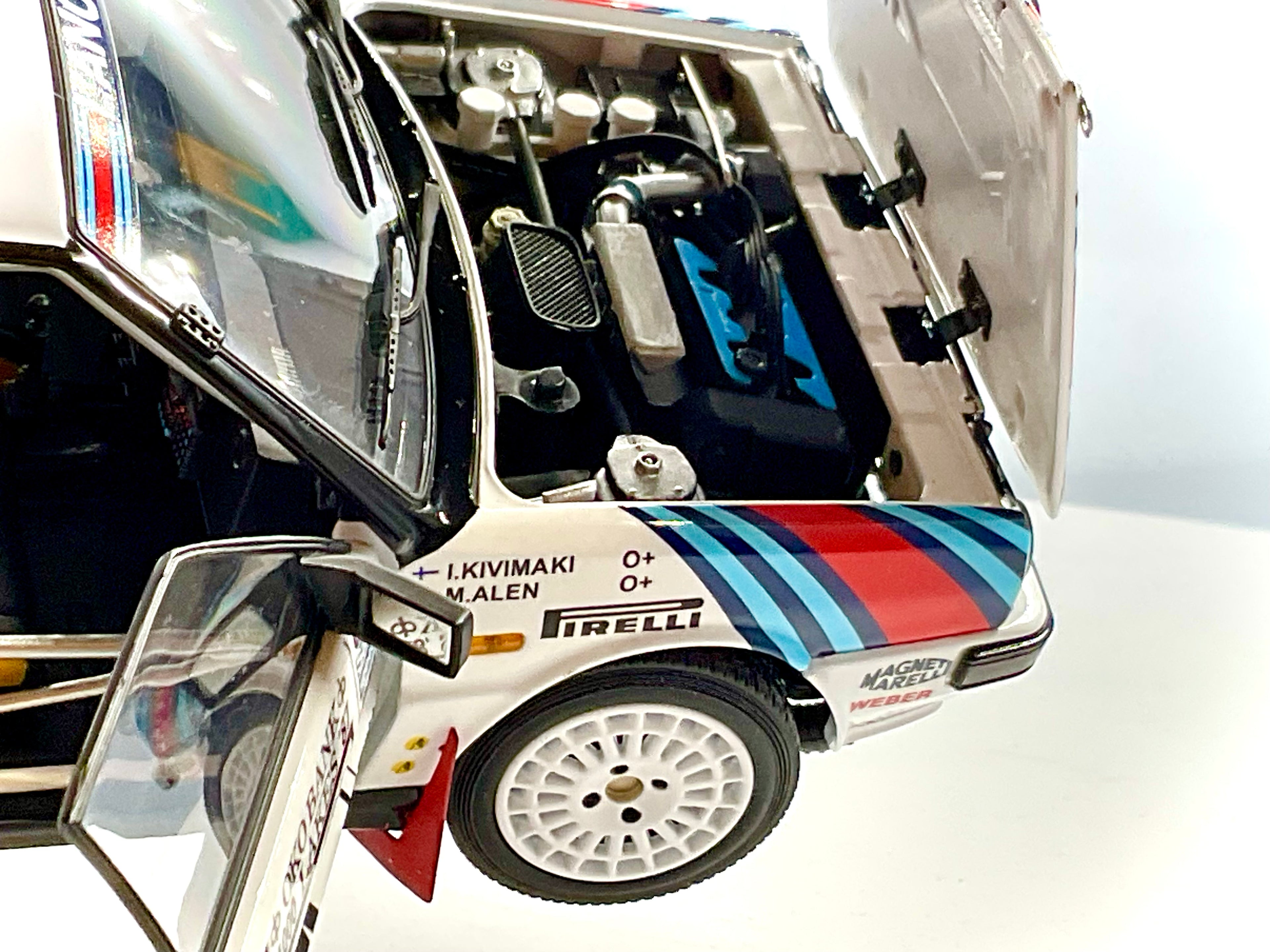 LANCIA DELTA HF 4WD  del 1987 , KYOSHO scala 1/18