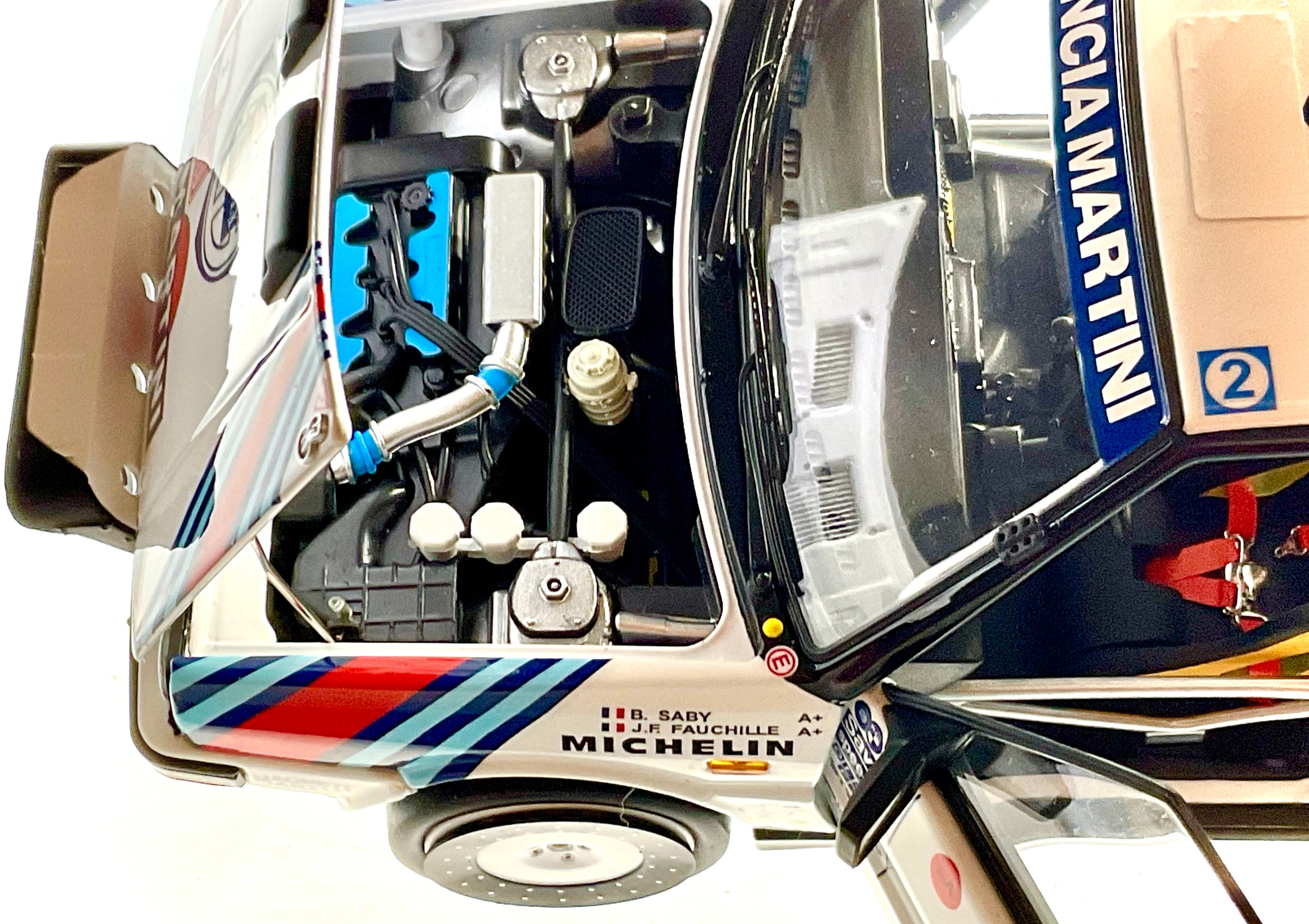 LANCIA DELTA HF 4WD del 1988 , KYOSHO scala 1/18