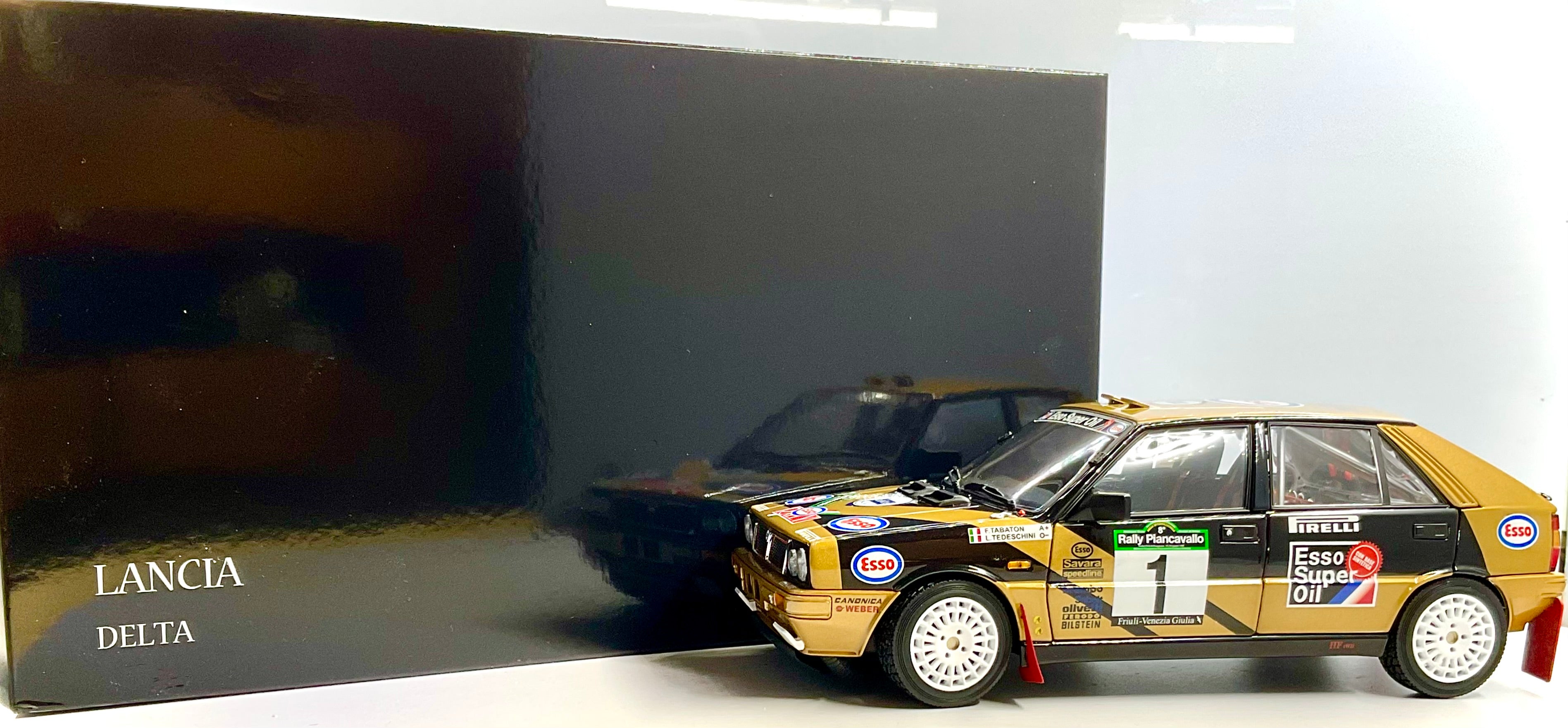 LANCIA DELTA HF4WD del 1987 , KYOSHO scala 1/18