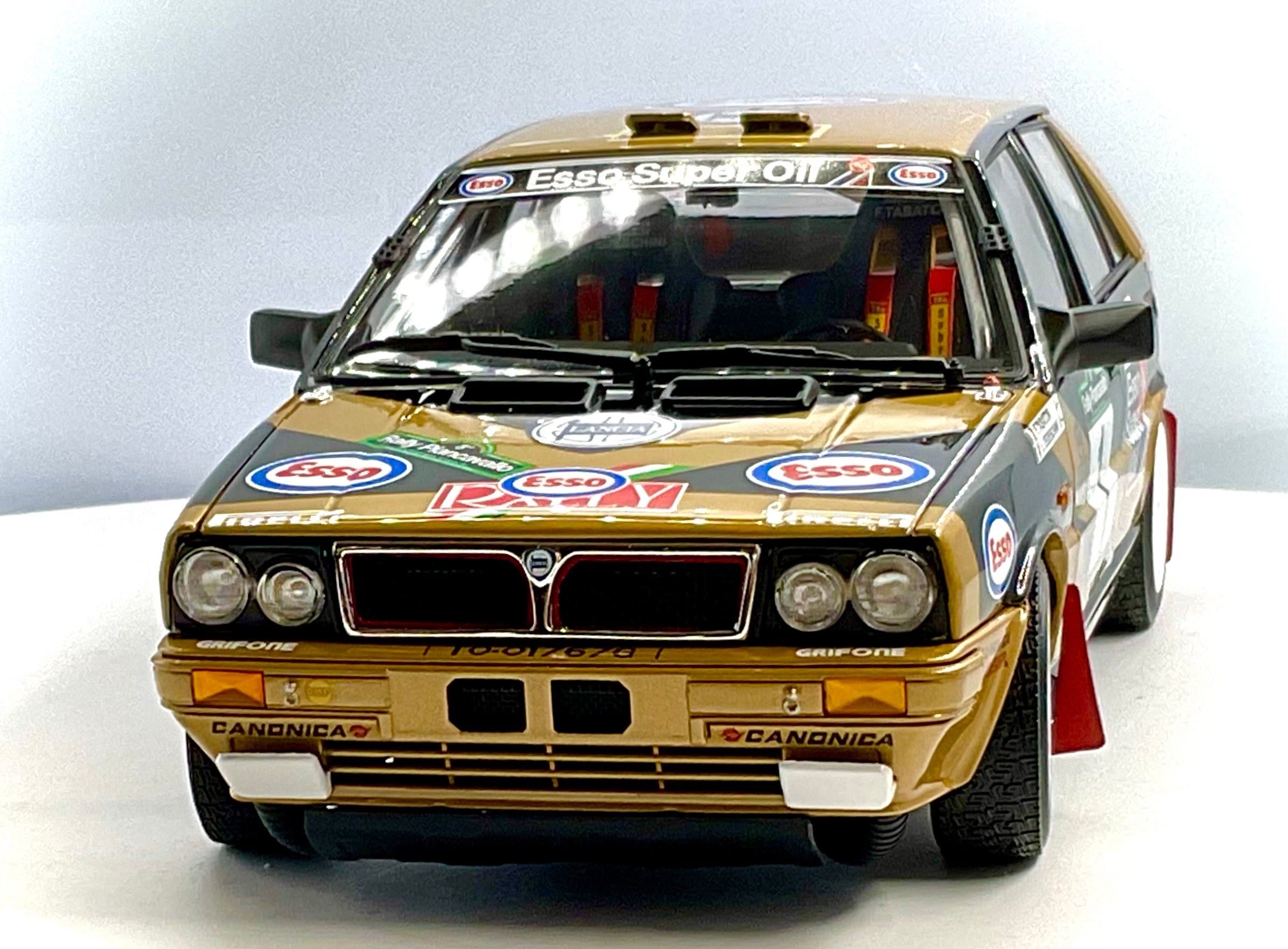 LANCIA DELTA HF4WD del 1987 , KYOSHO scala 1/18