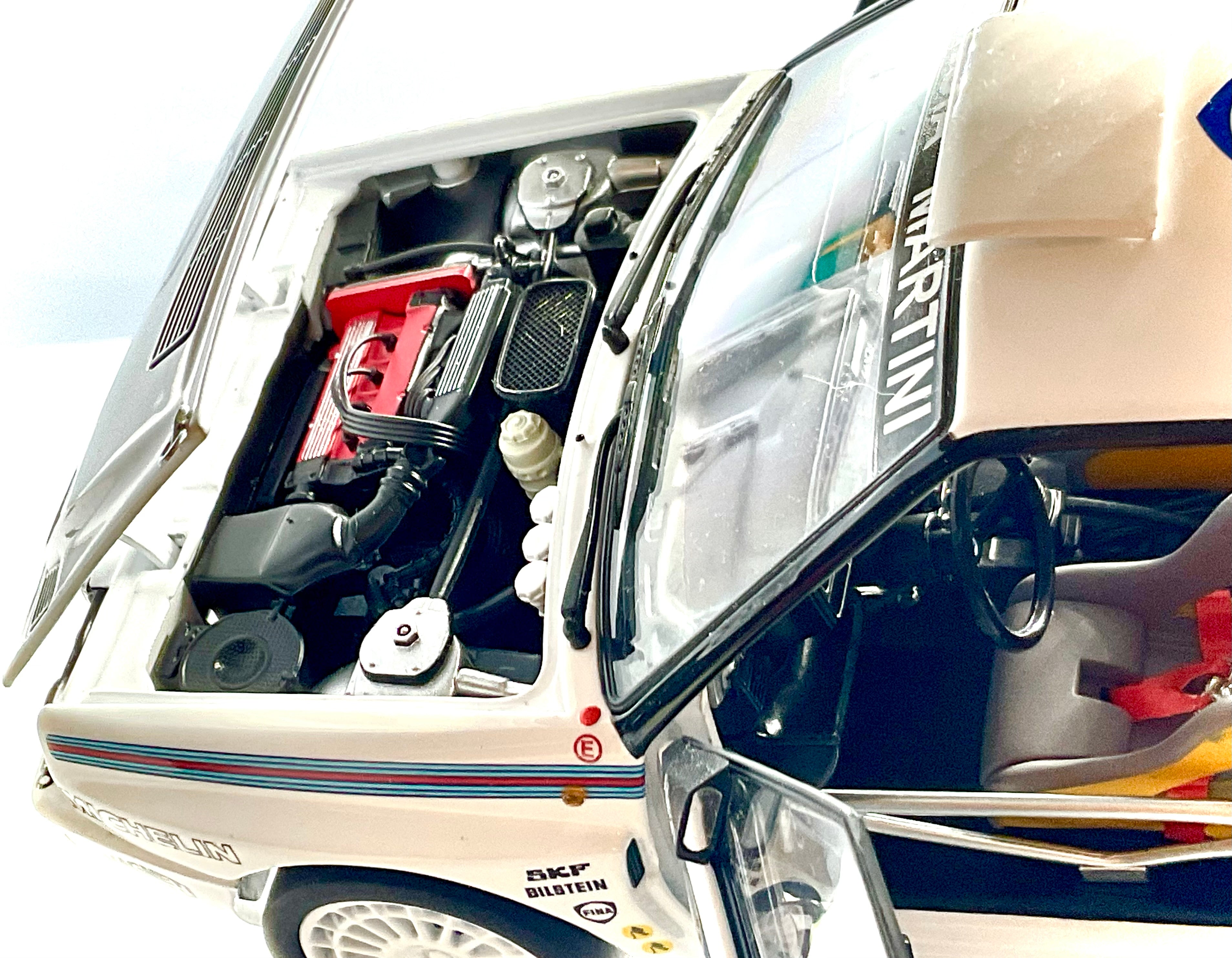 LANCIA DELTA HF INTEGRALE EVOLUZIONE , KYOSHO scala 1/18