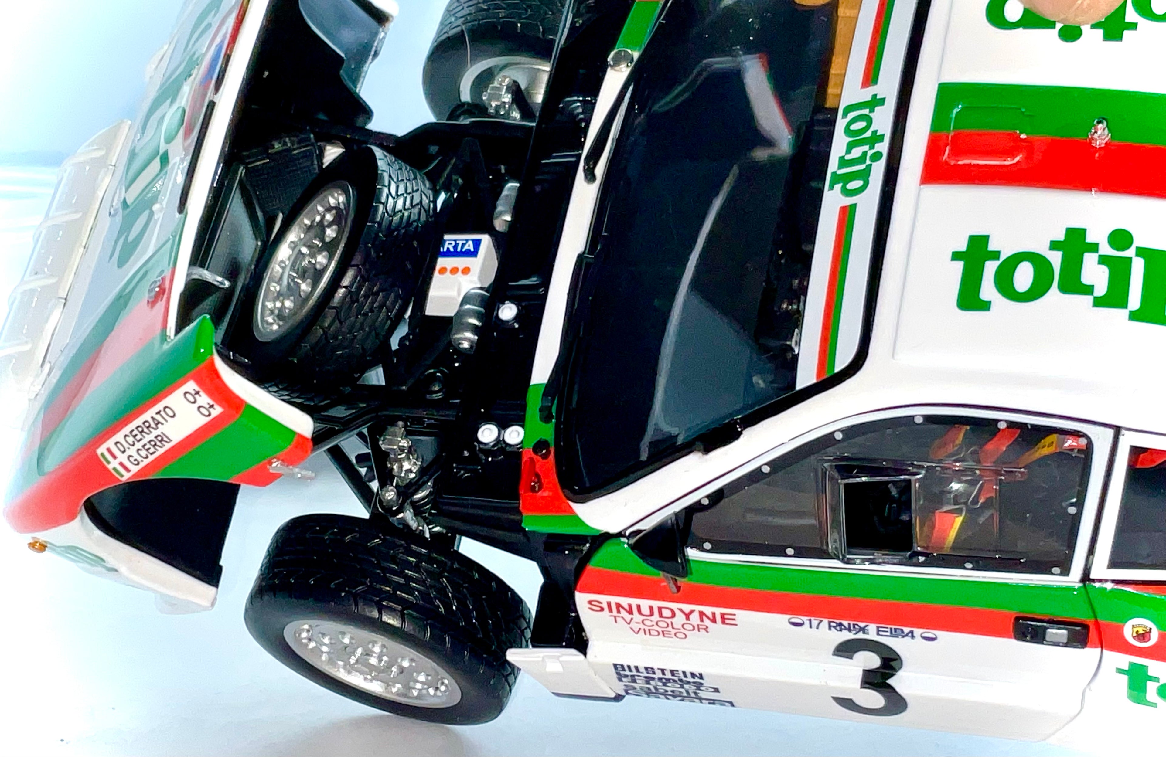 LANCIA RALLY 037  del 1985 , KYOSHO scala 1/18