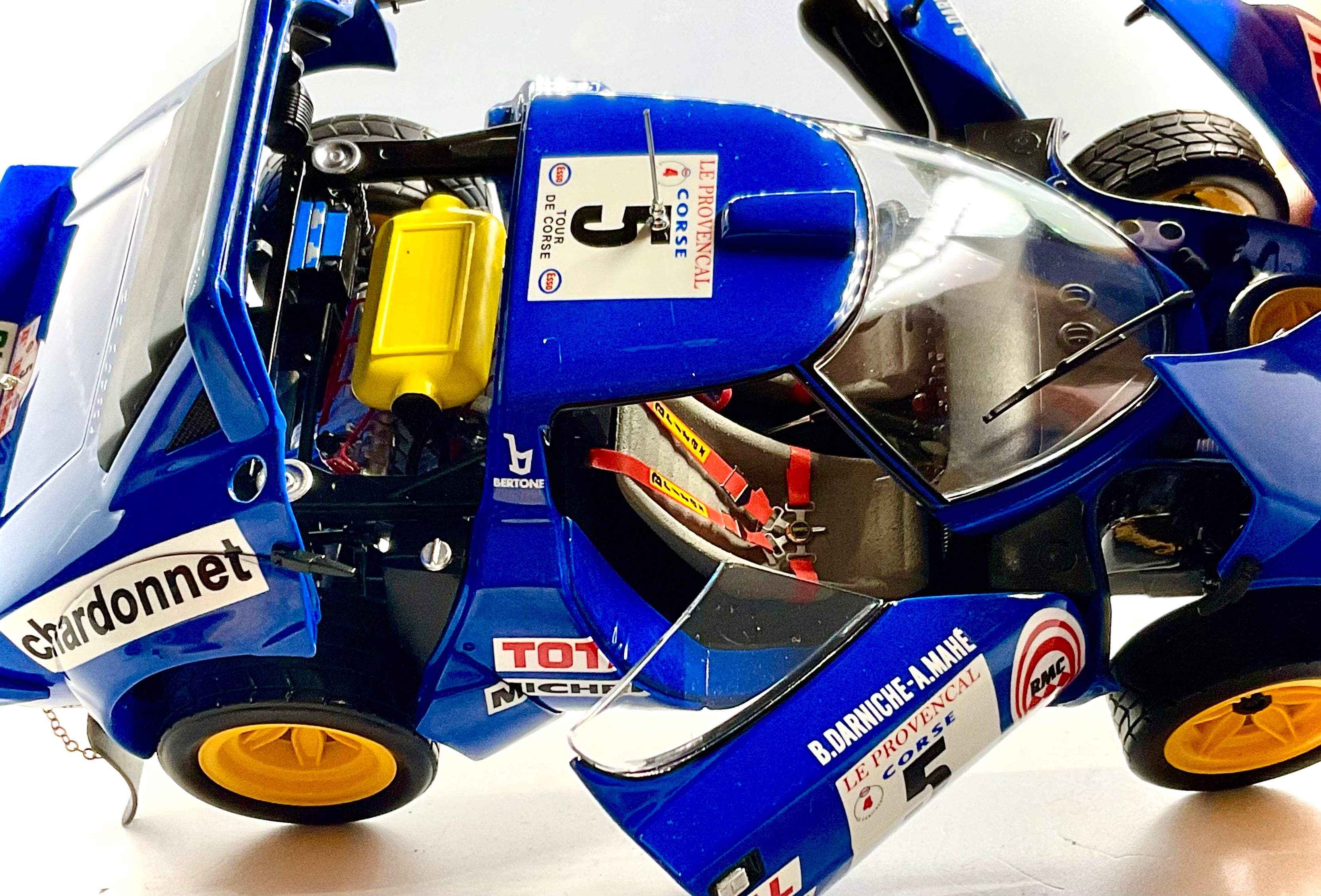 LANCIA STRATOS HF del 1976 , KYOSHO scala 1/18