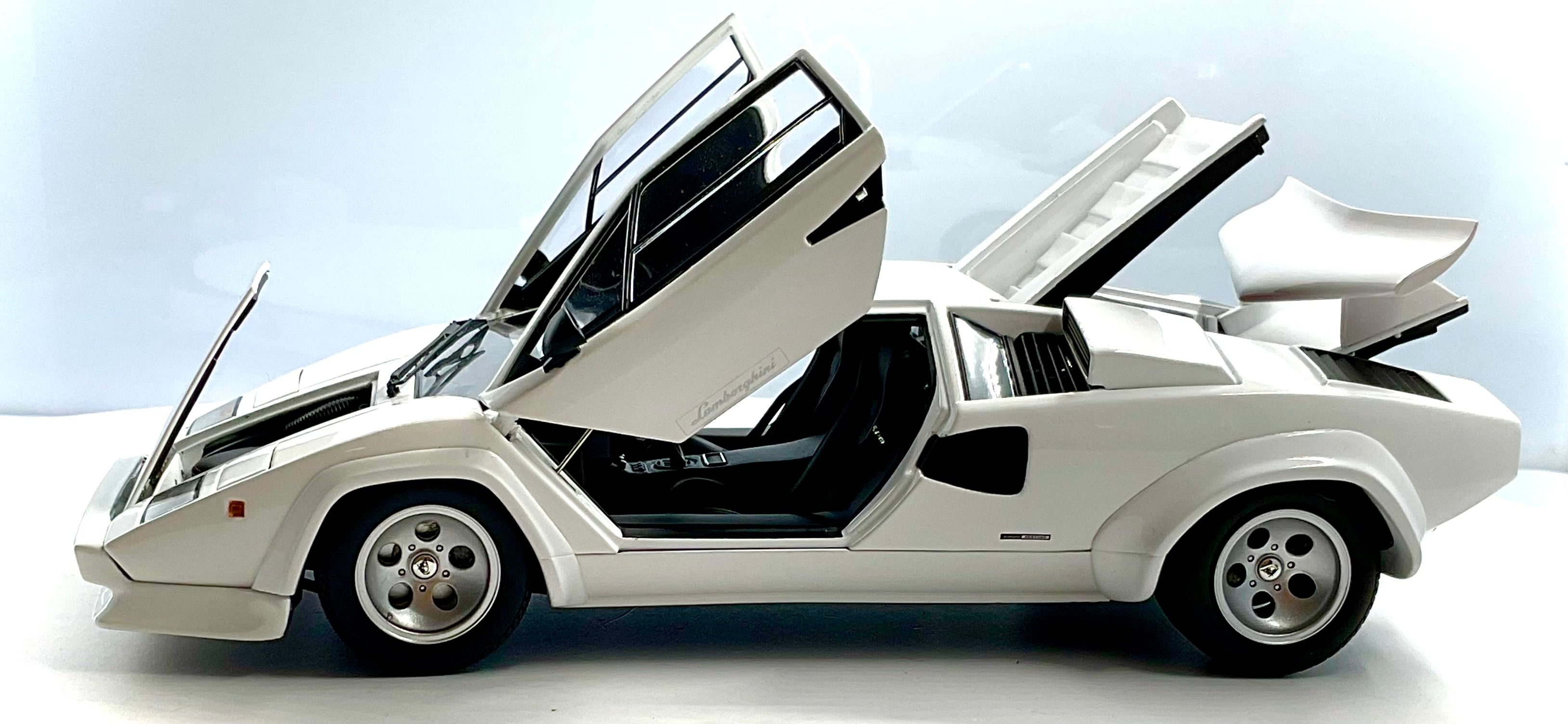 LAMBORGHINI COUNTACH LP400S , KYOSHO scala 1/18