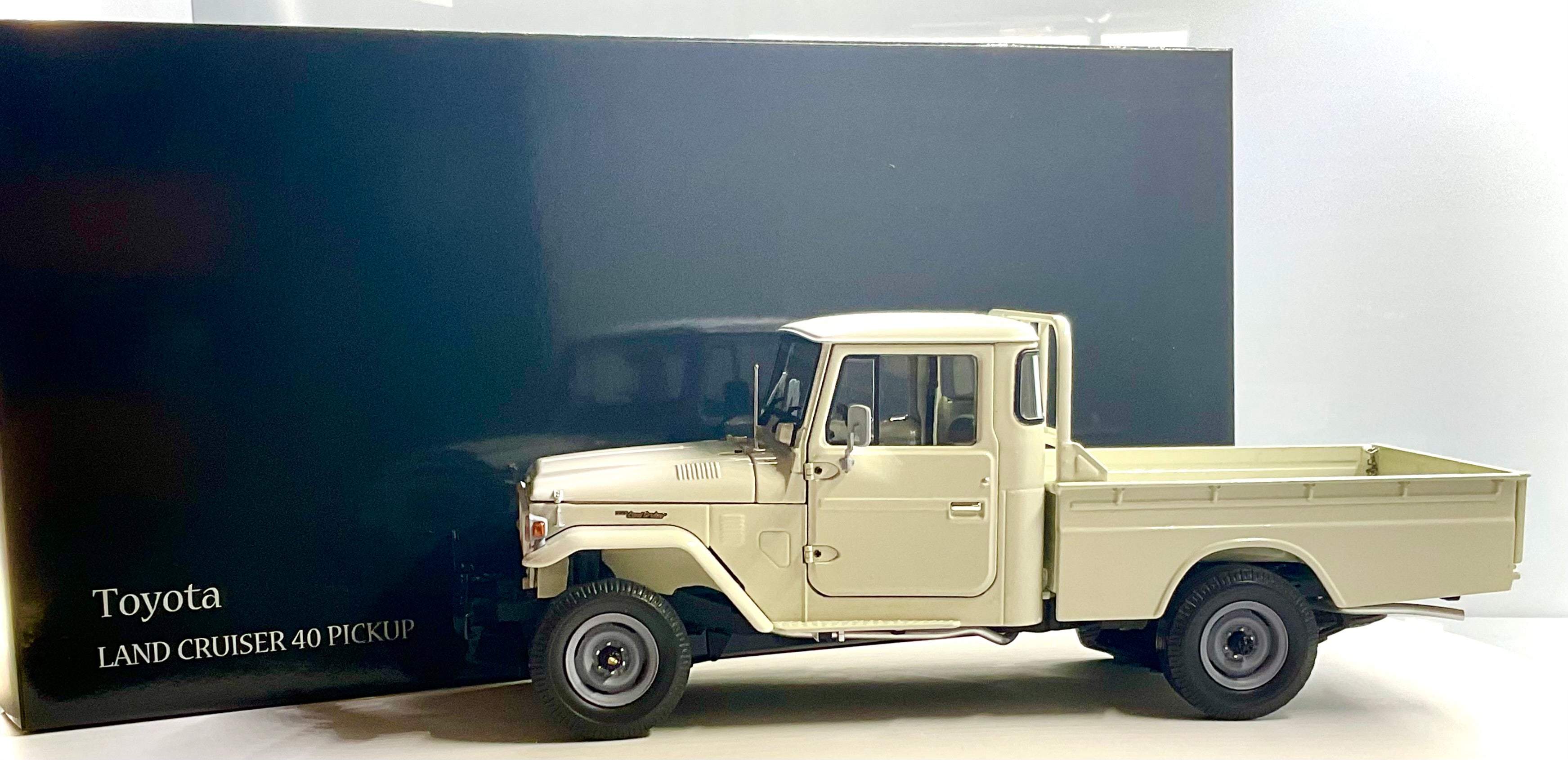 TOYOTA LAND CRUISER 40 PICK-UP , KYOSHO scala 1/18