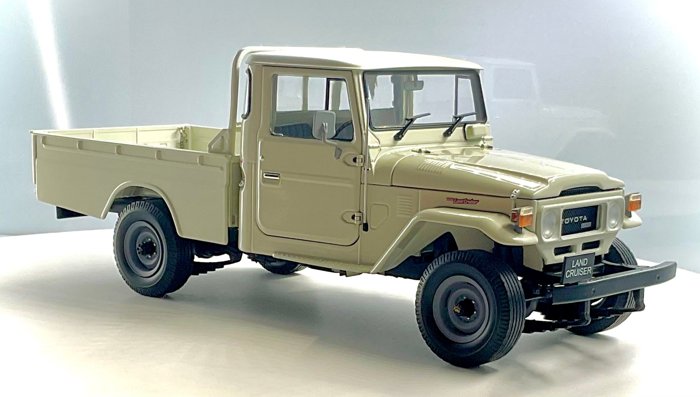 TOYOTA LAND CRUISER 40 PICK-UP , KYOSHO scala 1/18