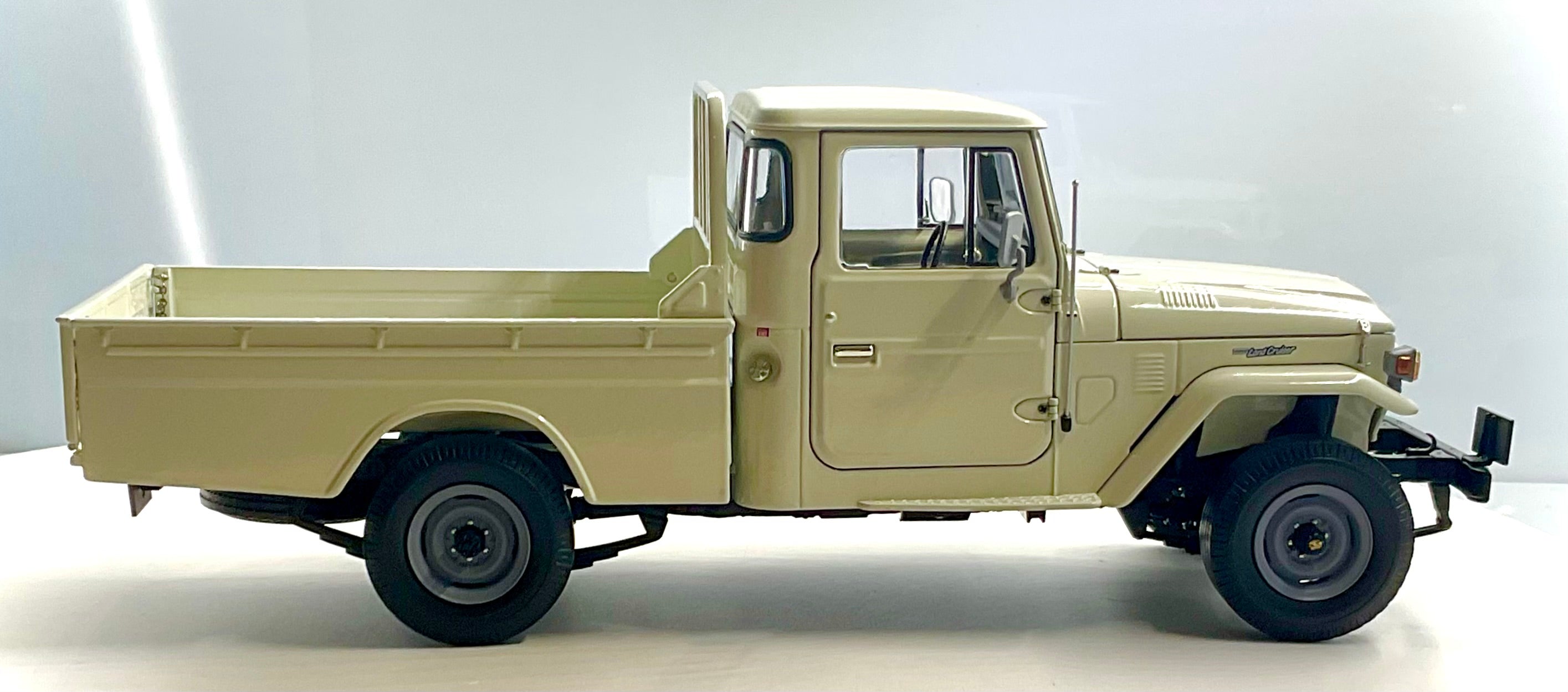 TOYOTA LAND CRUISER 40 PICK-UP , KYOSHO scala 1/18