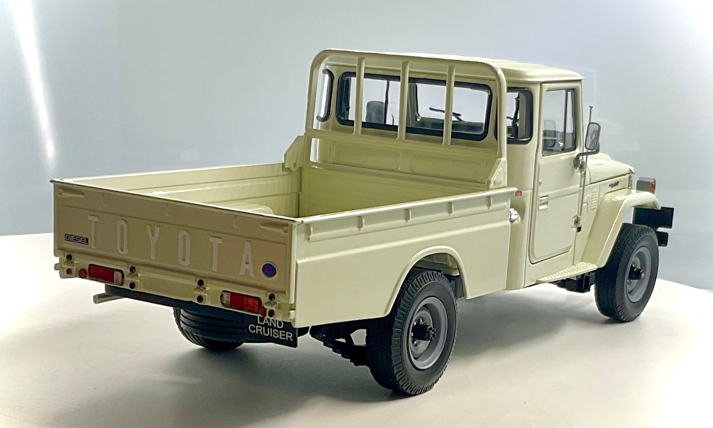 TOYOTA LAND CRUISER 40 PICK-UP , KYOSHO scala 1/18