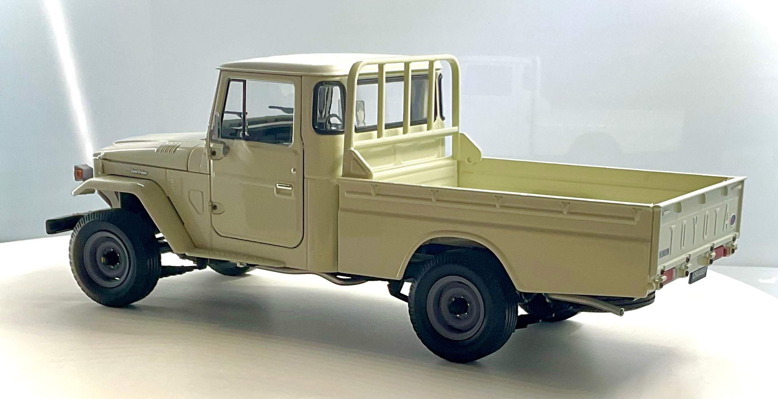 TOYOTA LAND CRUISER 40 PICK-UP , KYOSHO scala 1/18