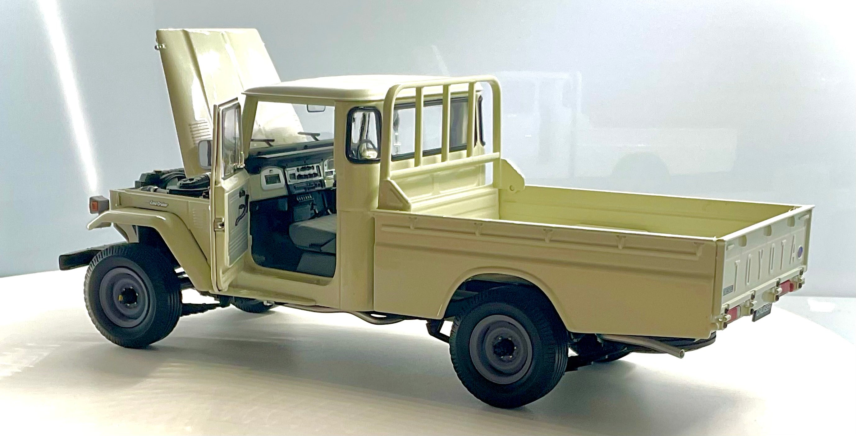 TOYOTA LAND CRUISER 40 PICK-UP , KYOSHO scala 1/18