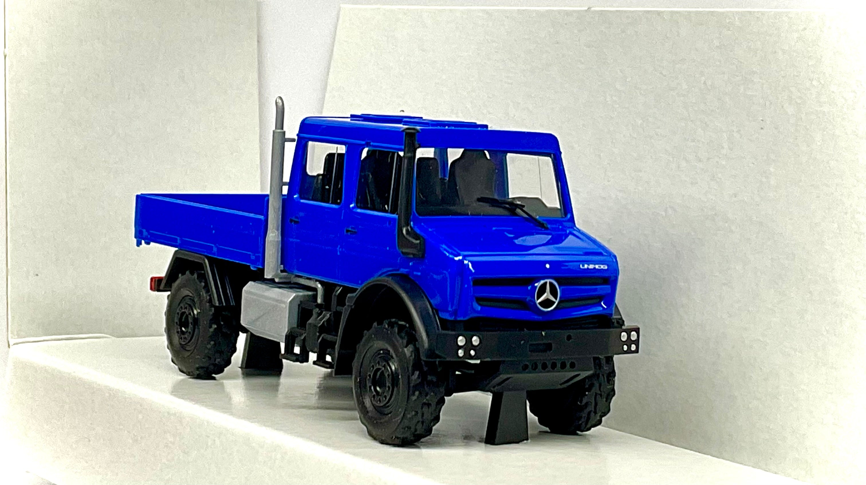 Mercedes Unimog U5023 1:87 – BUSCH 51082 -vista 3/4 anteriore 