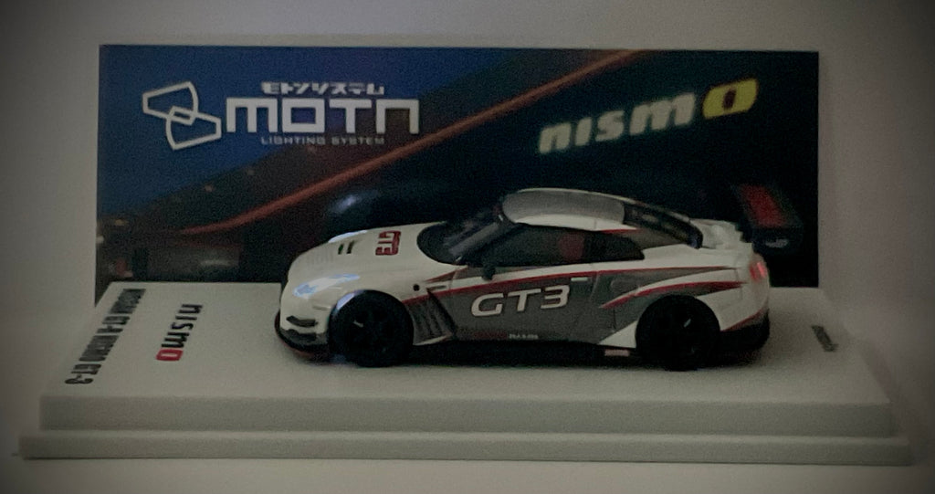 Nissan GT-R Nismo GT3 scala 1:64 – Kyosho 07131LW- vista laterale con luci accese 