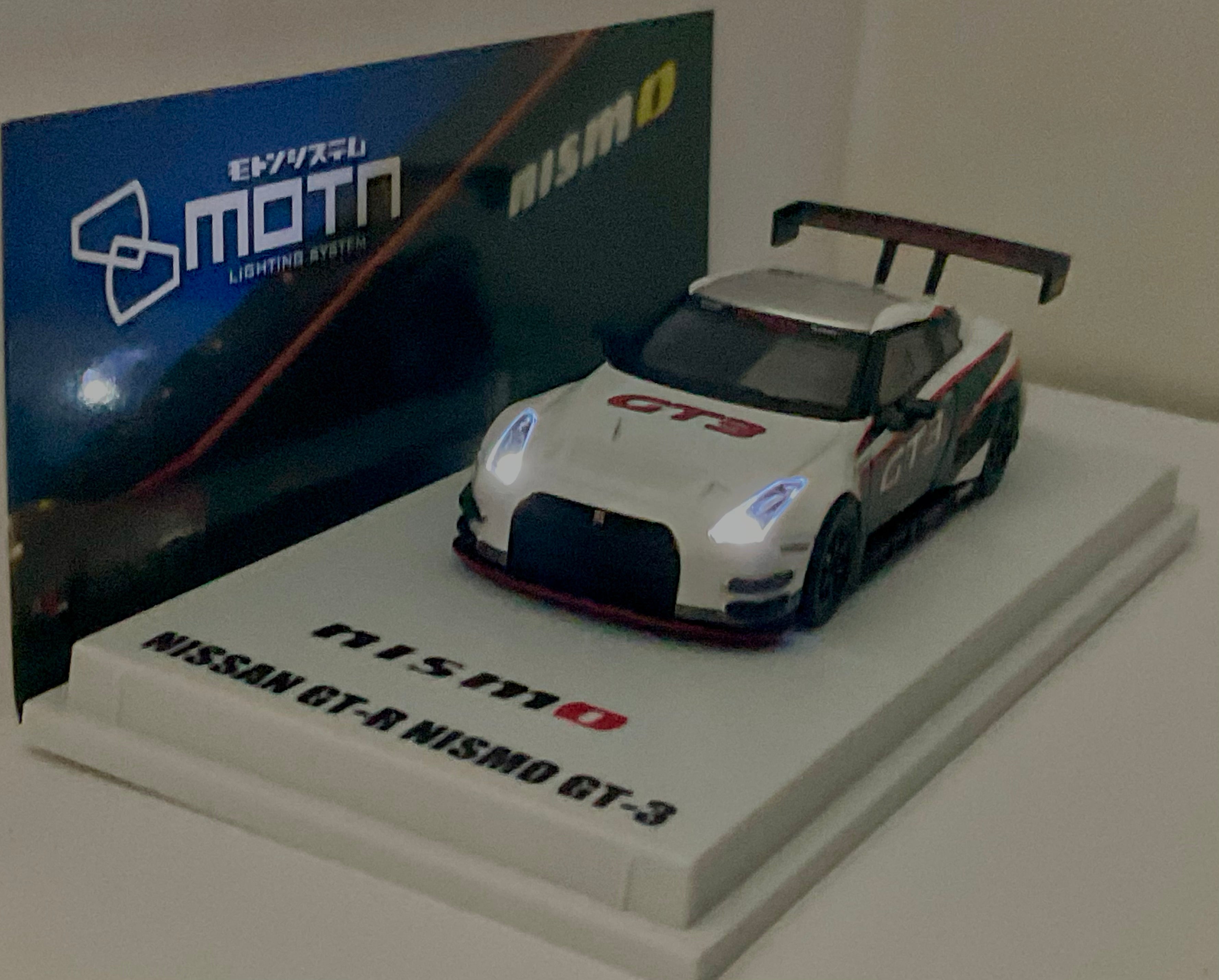 Nissan GT-R Nismo GT3 scala 1:64 – Kyosho 07131LW-vista anteriore con luci accese