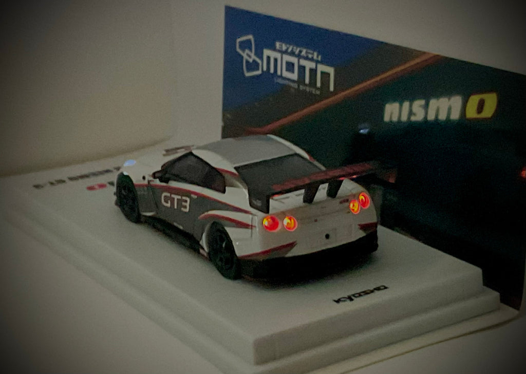 Nissan GT-R Nismo GT3 scala 1:64 – Kyosho 07131LW-vista posteriore con luci accese