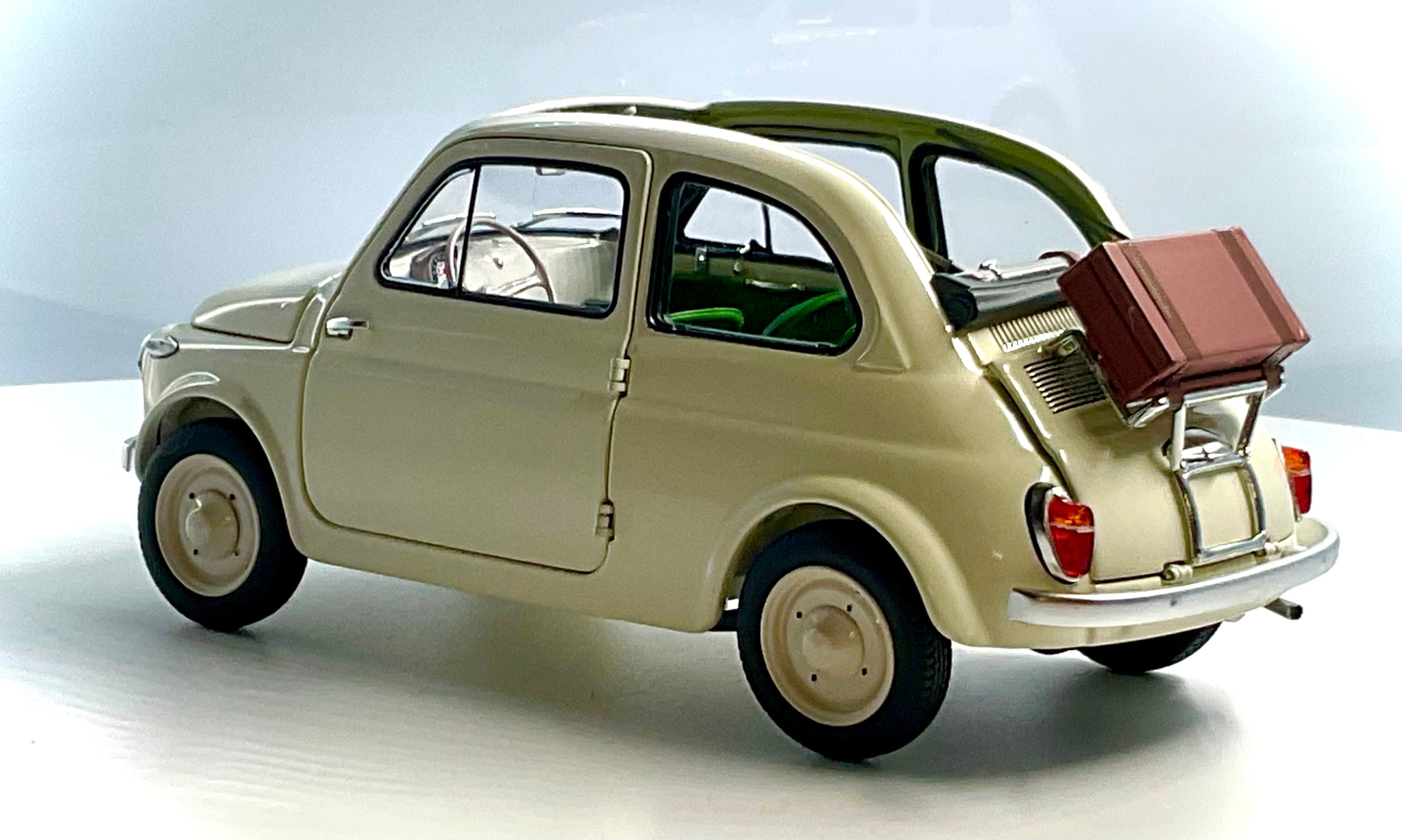 Fiat Nuova 500 White Accessories Avorio scala 1:18 – Kyosho Vista 3/4 posteriore 