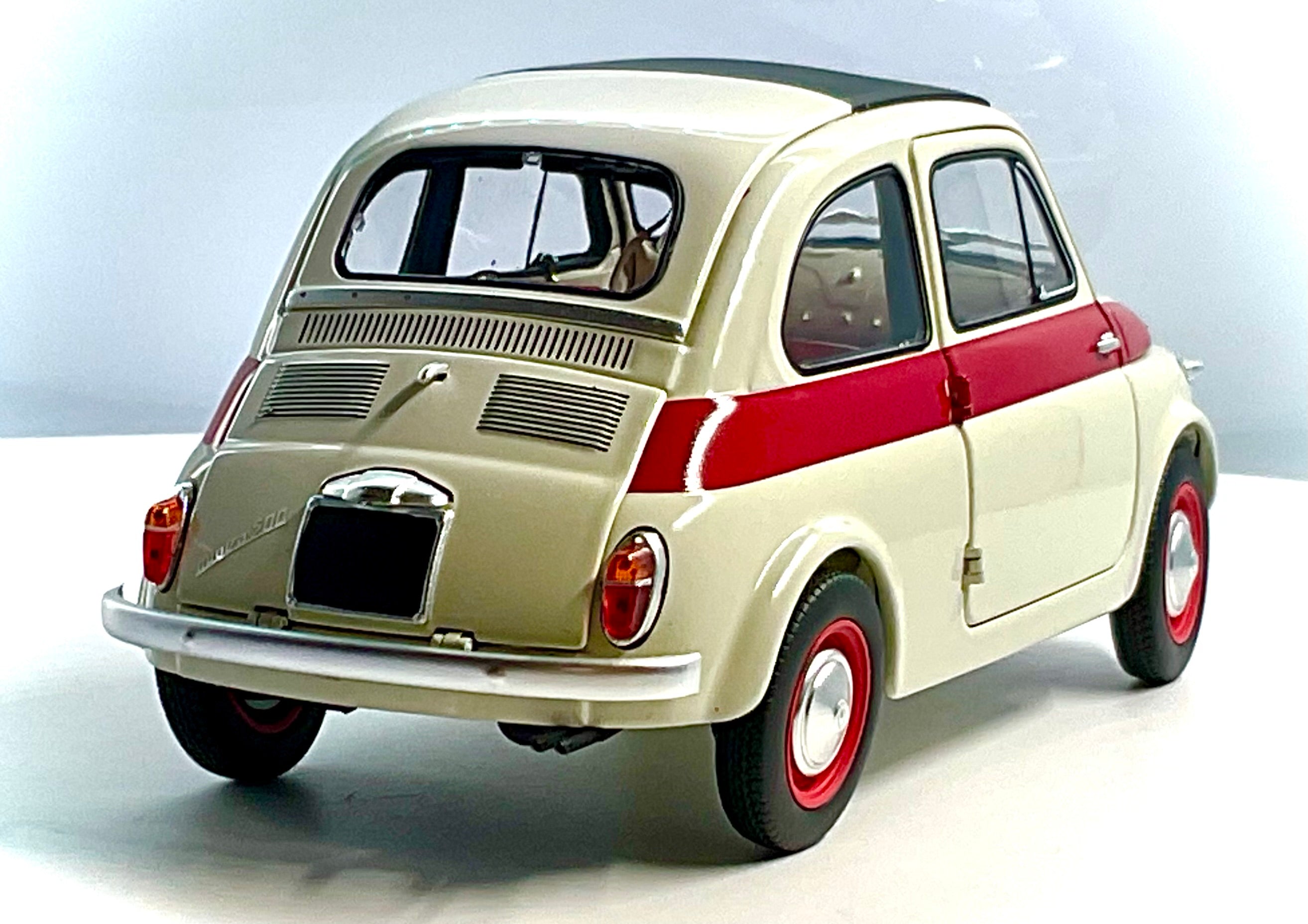 Fiat Nuova 500 Sport Bianco/Rosso scala 1:18 – Kyosho Vista 3/4 posteriore 