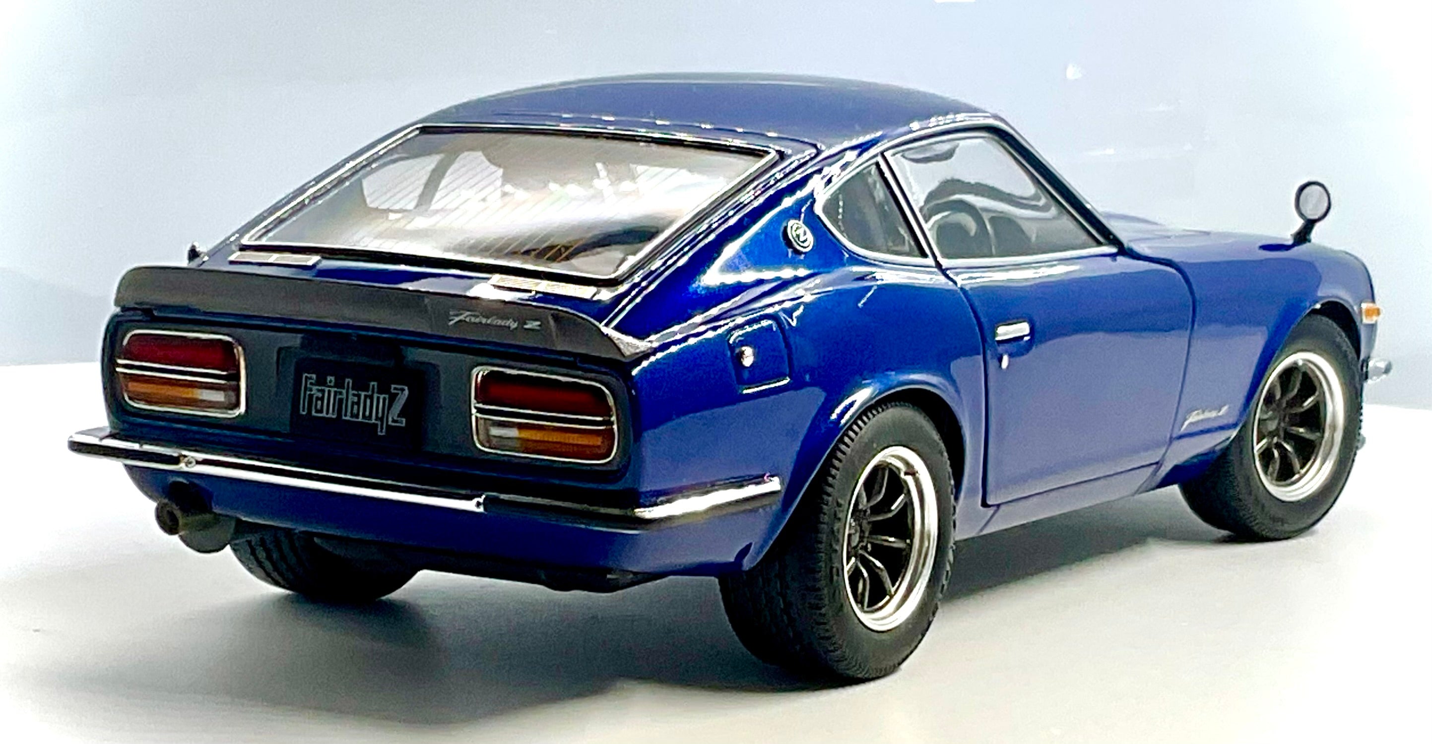 Nissan Fairlady Z-L S30 Blue Metallizzato scala 1:18 – Kyosho Vista 3/4 posteriore 