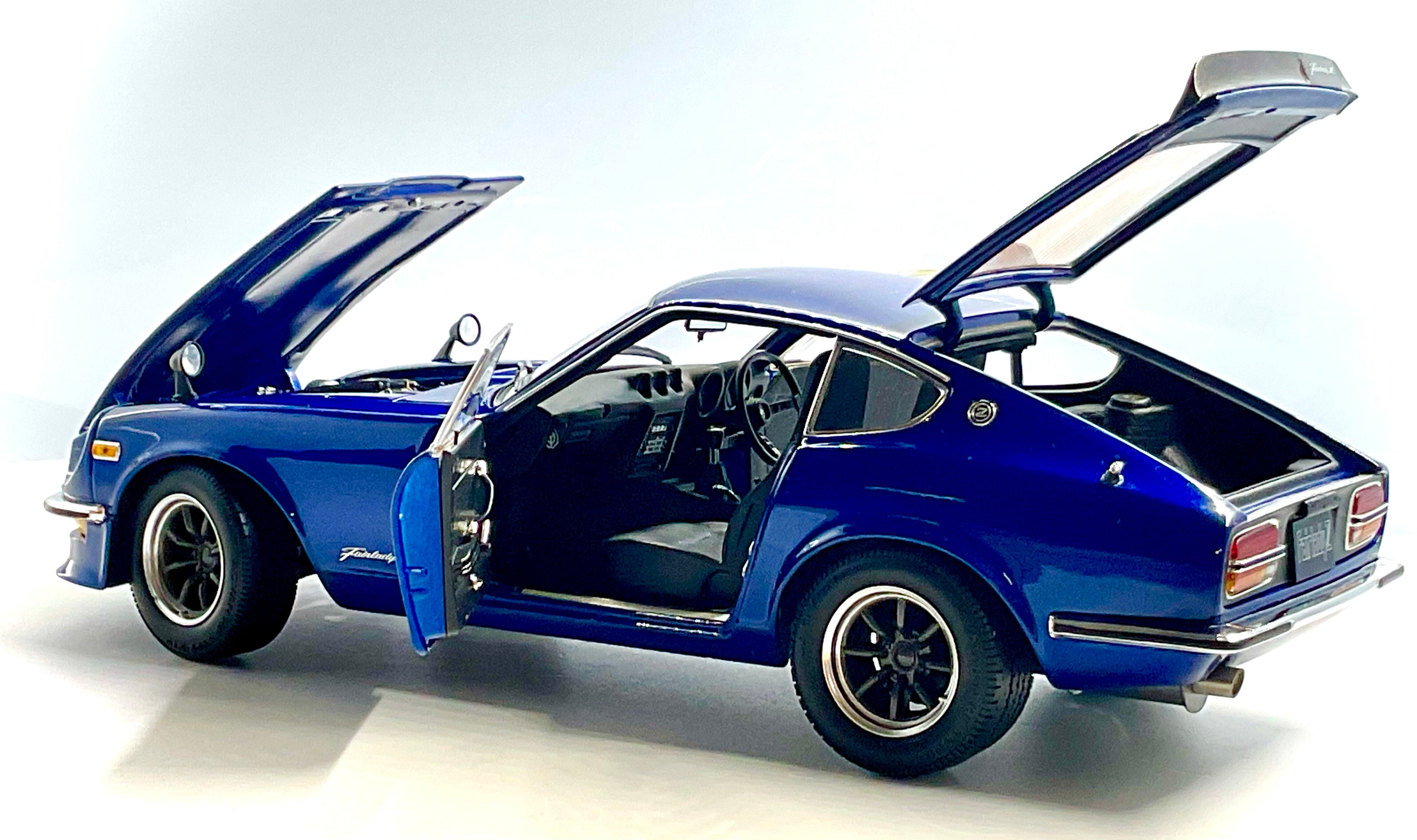 Nissan Fairlady Z-L S30 Blue Metallizzato scala 1:18 – Kyosho - vista con Tutte le Aperture 