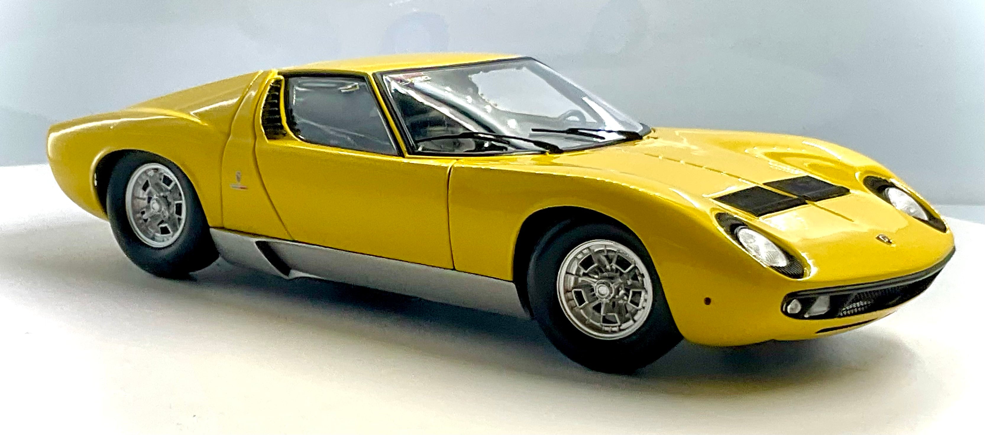 Lamborghini Miura P400 Yellow scala 1:18 – Kyosho Vista 3/4 anteriore