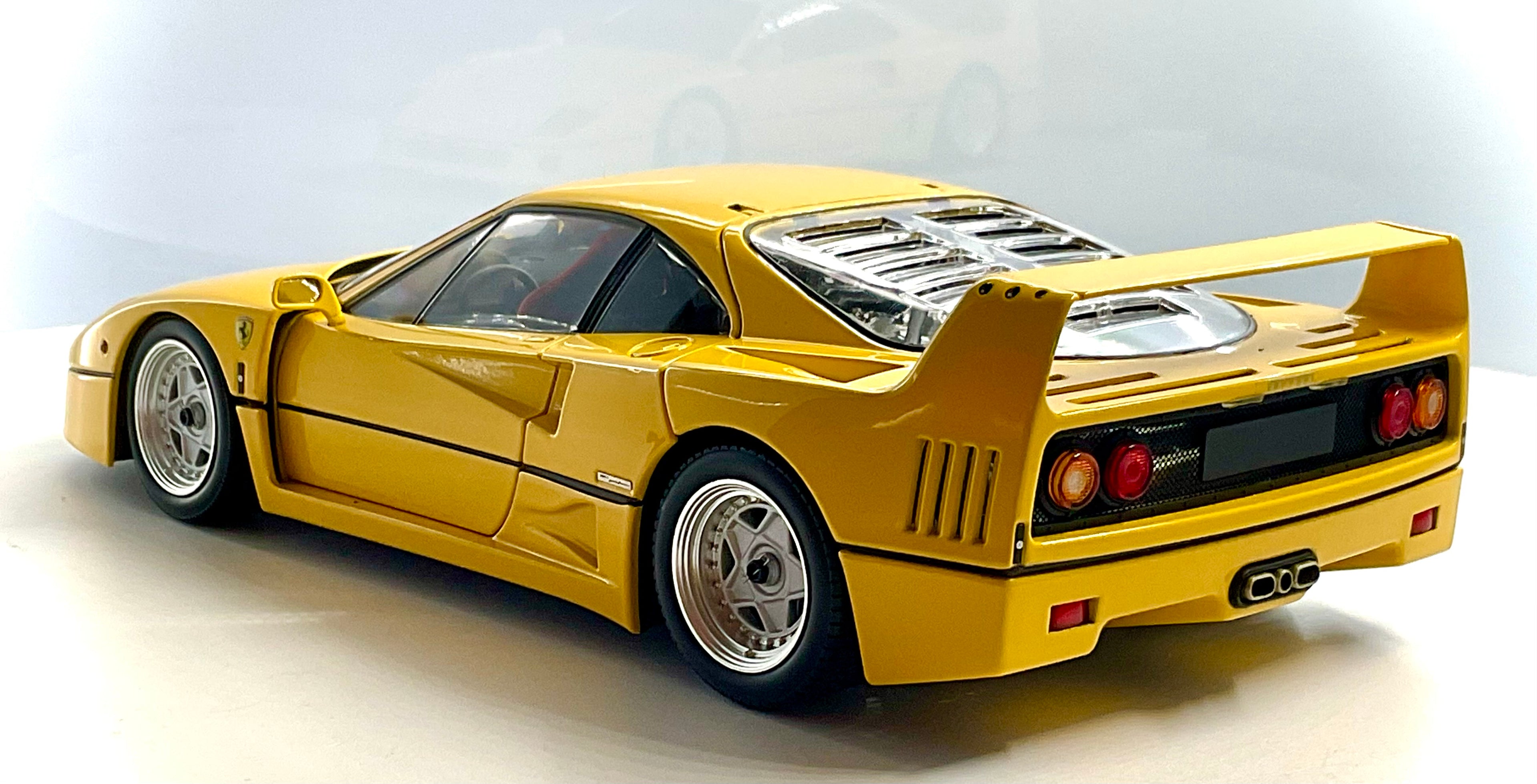 Ferrari F40 Yellow scala 1:18 – Kyosho Vista 3/4 posteriore 