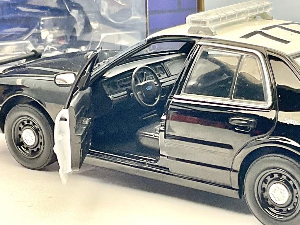 FORD CROWN VICTORIA del 2008 , scala 1/24 , GREENLIGHT 85523 , vista interno abitacolo