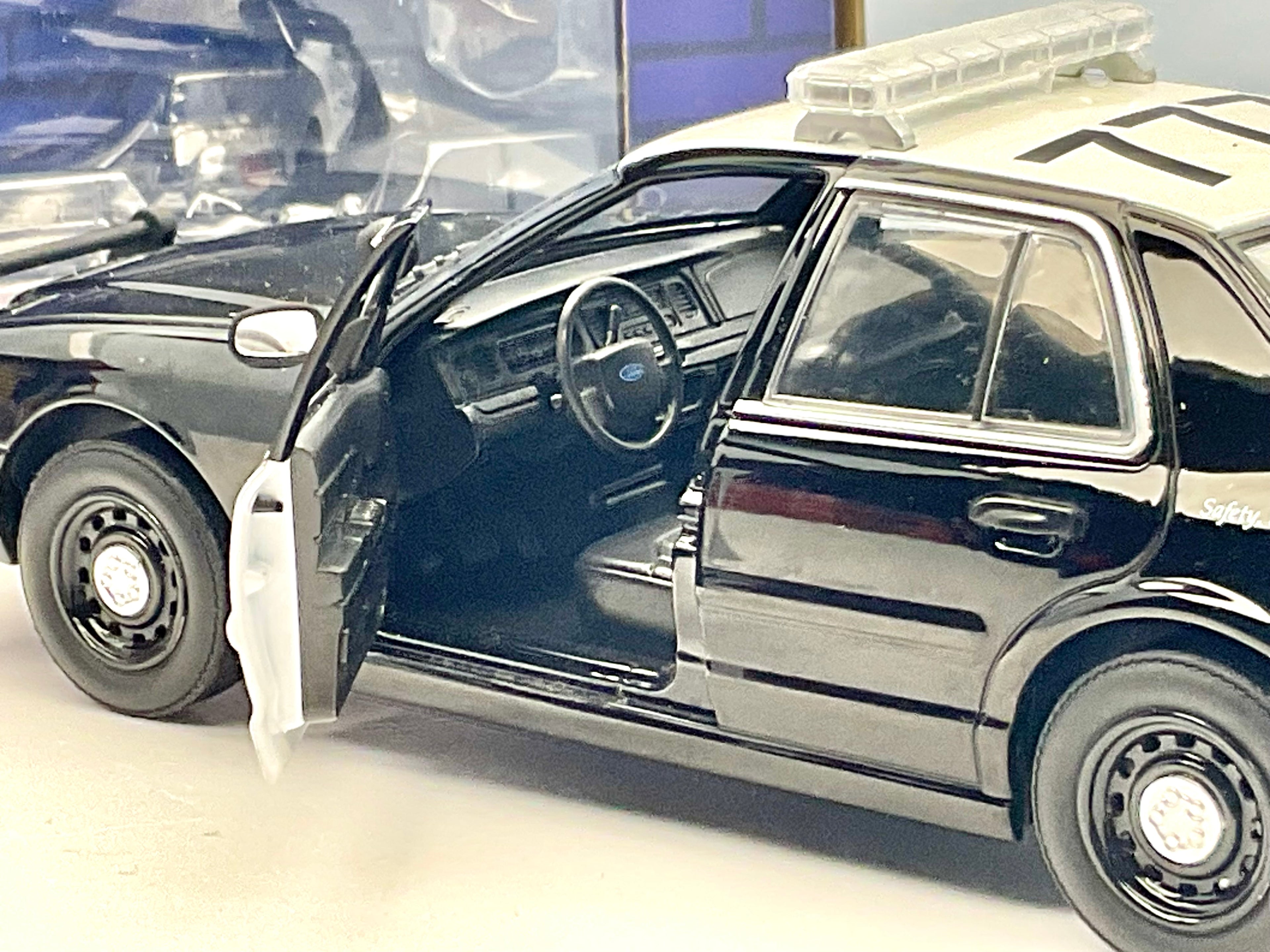 FORD CROWN VICTORIA del 2008 , scala 1/24 , GREENLIGHT 85523 , vista interno abitacolo