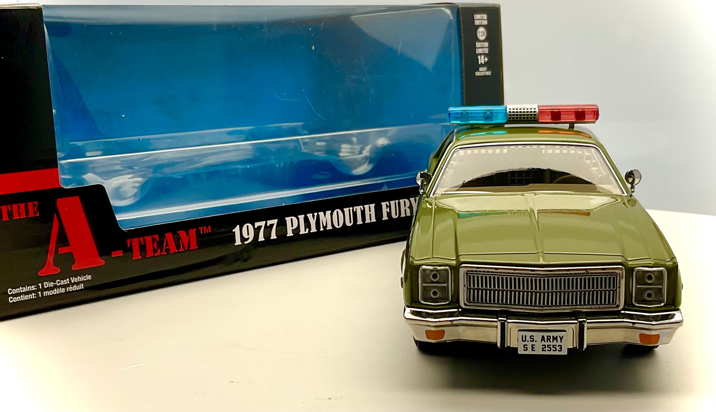 PLYMUNTH FURY del 1977 , scala 1/24, GREENLIGHT 84105 , vista frontale