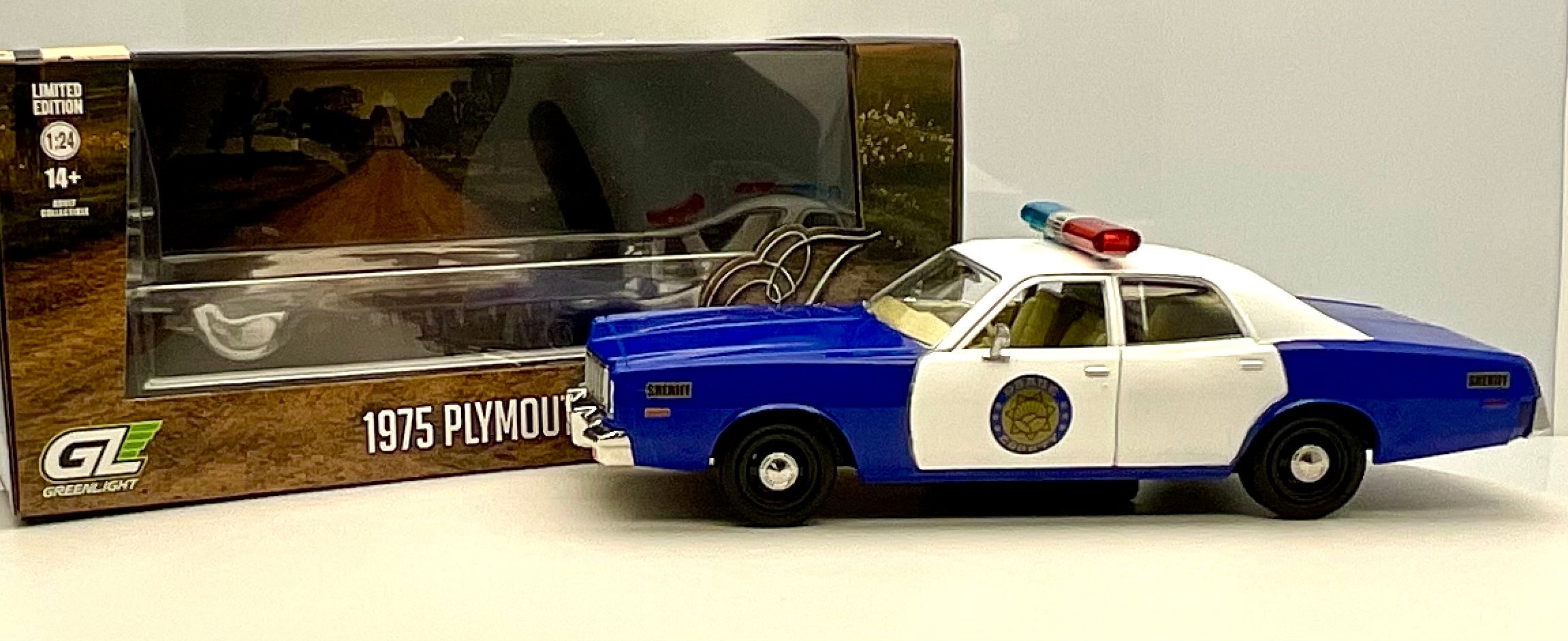 PLYMOUNTH FURY del 1975 , scala 1/24 , GREENLIGHT 84105 , vista con confezione
