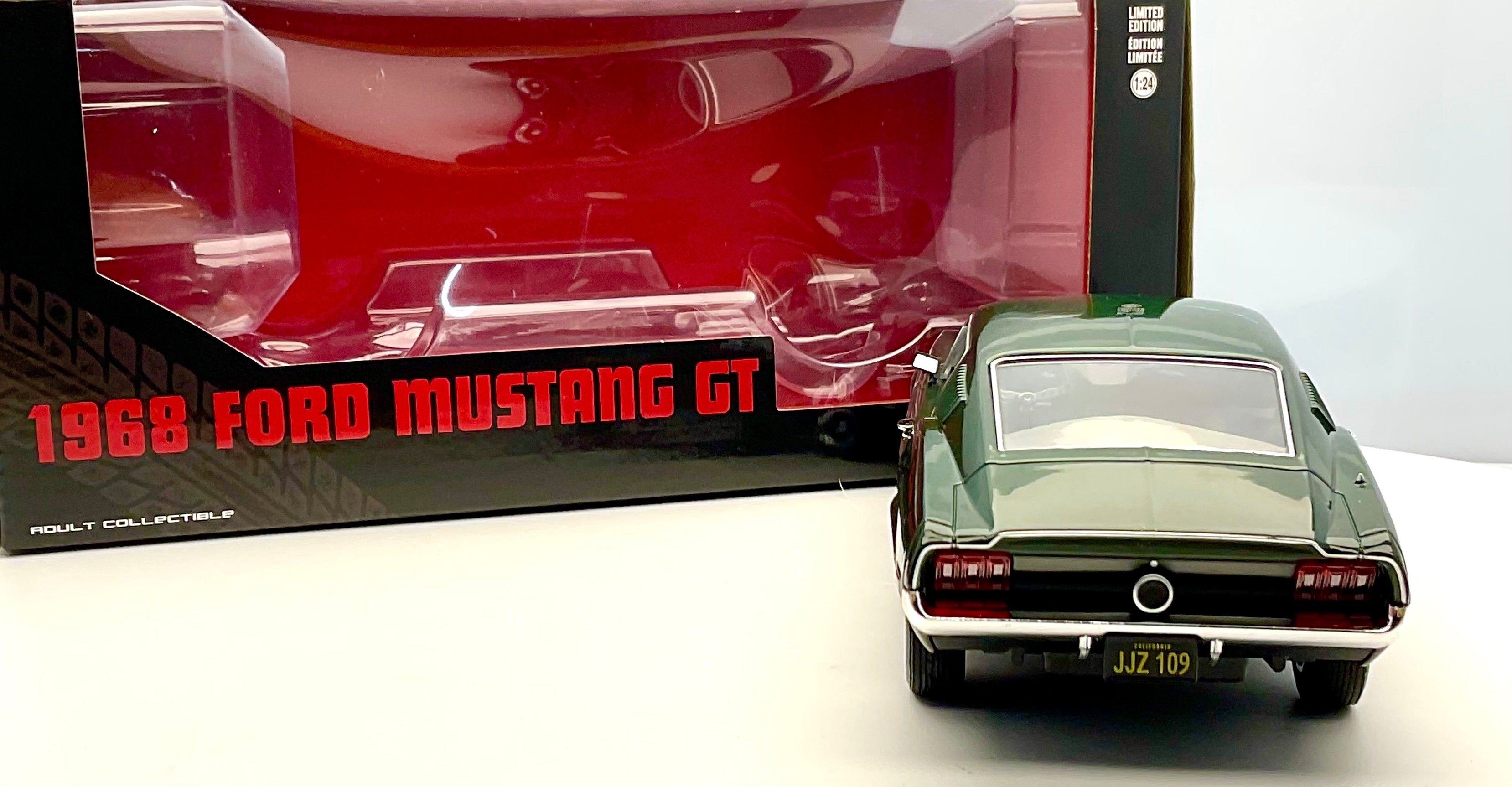 FORD MUSTANG GT del 1968 , scala 1/24 , GREENLIGHT 84038 , vista posteriore