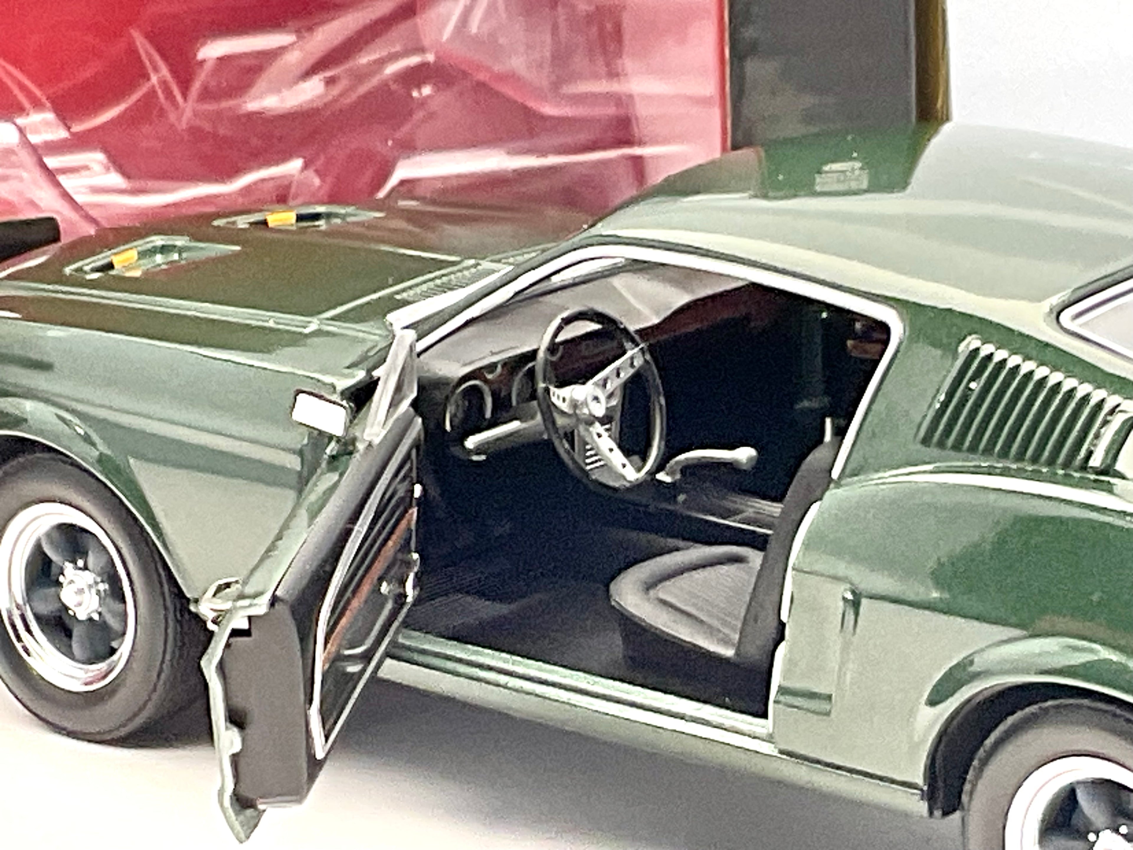 FORD MUSTANG GT del 1968 , scala 1/24 , GREENLIGHT 84038 , vista interno abitacolo