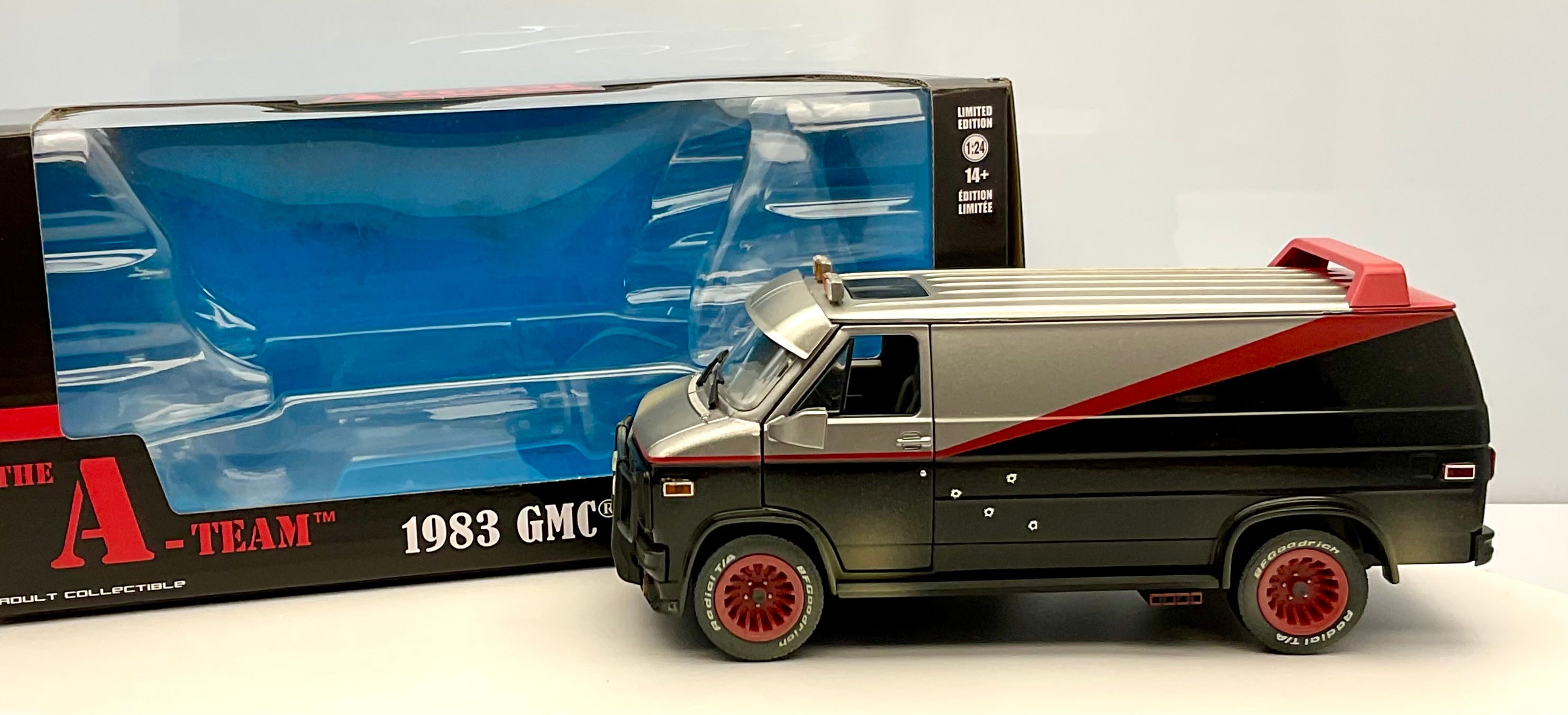 GMC VANDURA del 1983 , scala 1/24, GREENLIGHT 84112 , vista laterale con confezione