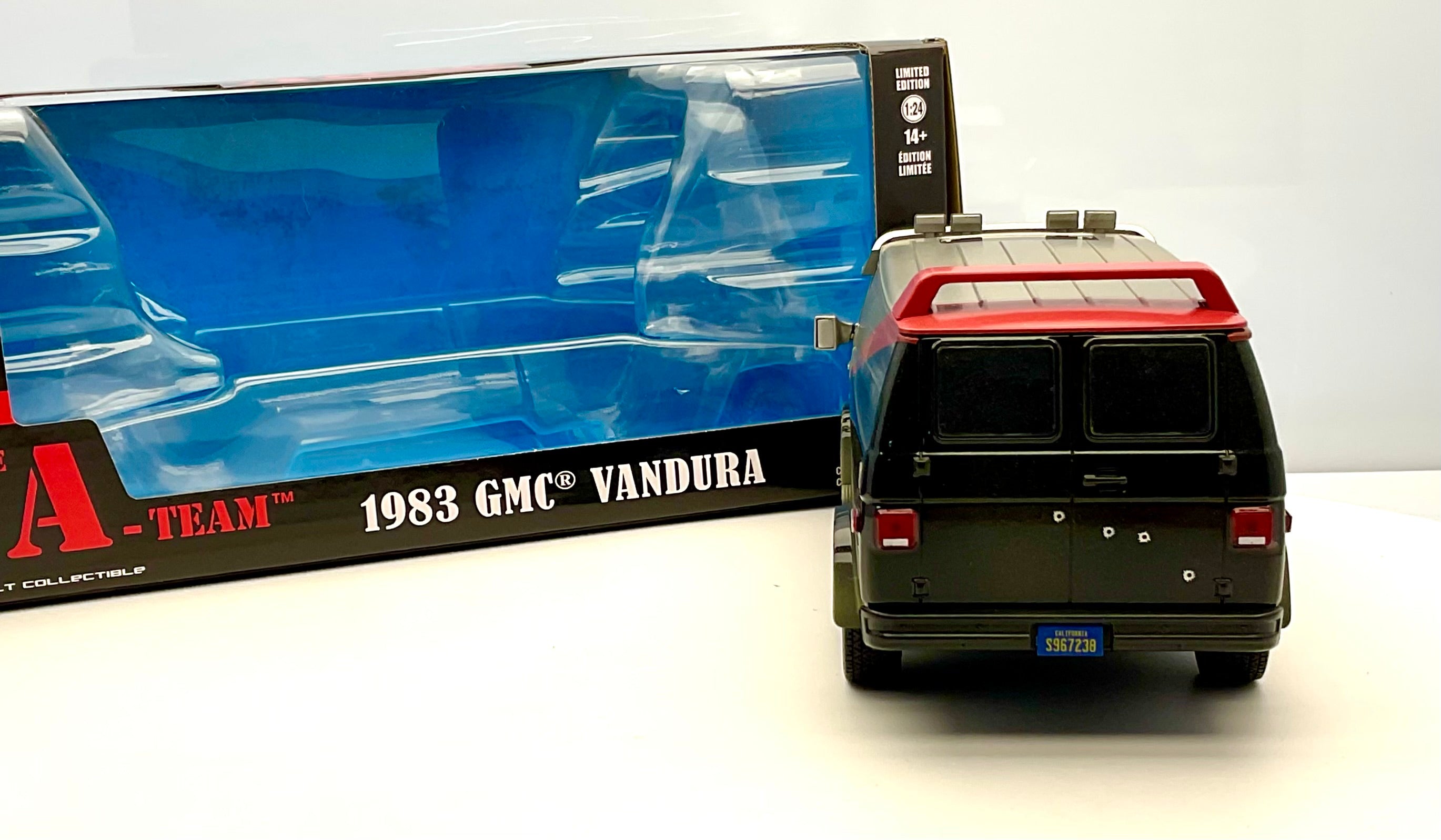 GMC VANDURA del 1983 , scala 1/24, GREENLIGHT 84112 , vista posteriore