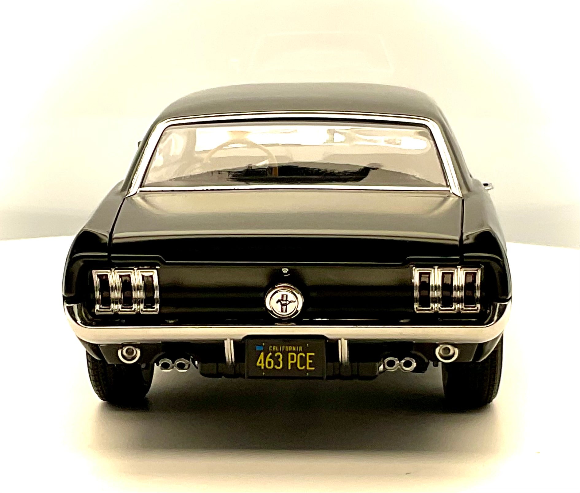 FORD MUSTANG , scala 1/18 , GREENLIGHT 13611 , vista posteriore