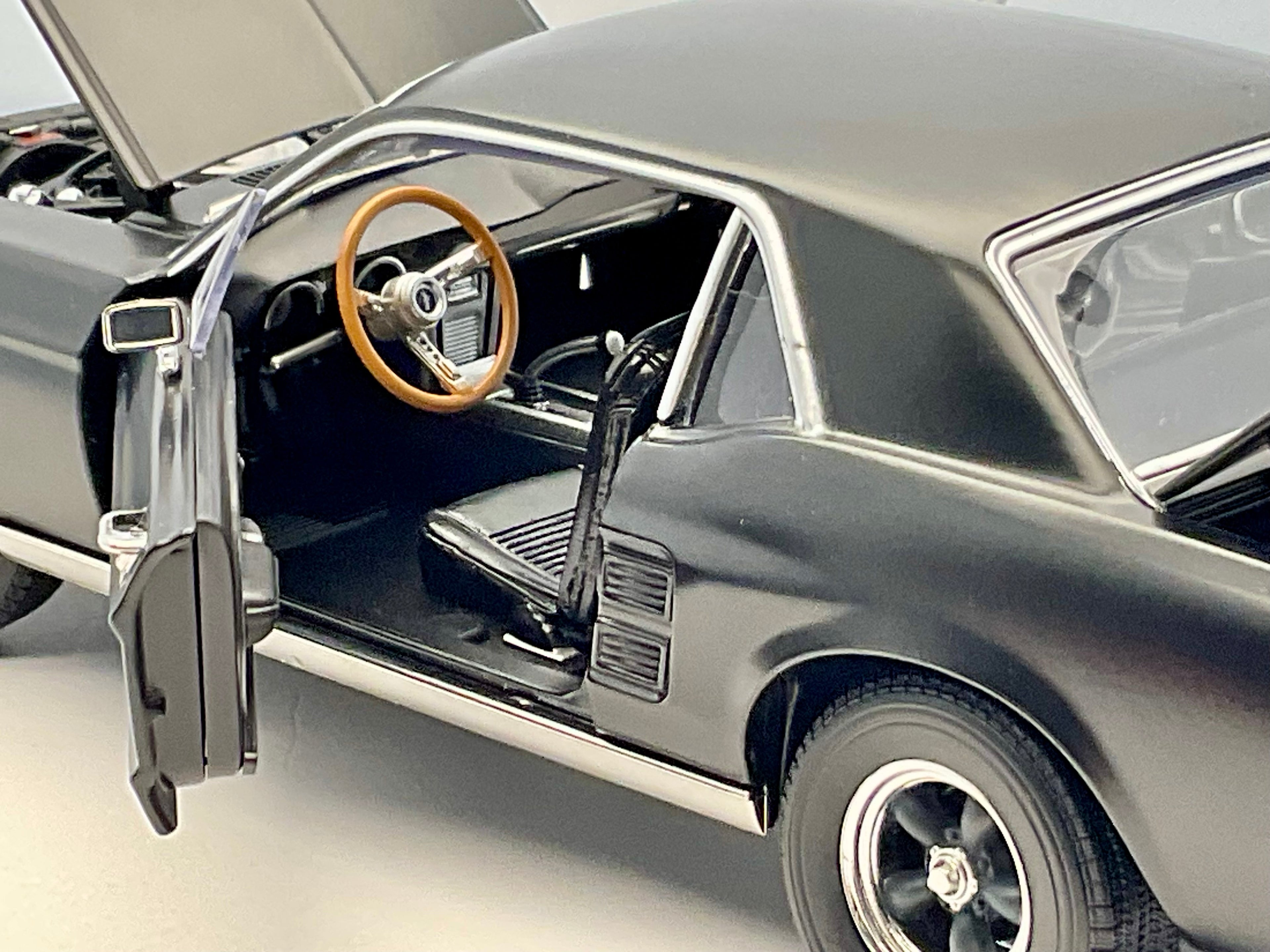 FORD MUSTANG , scala 1/18 , GREENLIGHT 13611 , vista interno