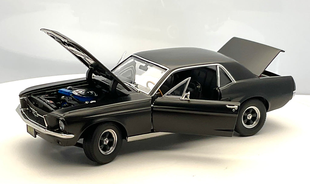 FORD MUSTANG , scala 1/18 , GREENLIGHT 13611 , vista complessiva di tutte le aperture